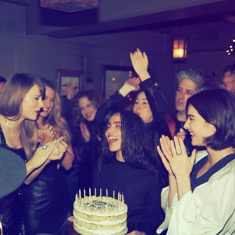 Vogueさんのインスタグラム写真 - (VogueInstagram)「@TaylorSwift’s 34th birthday was a star-spangled affair. The singer was joined by just about every member of her “squad,” among them Blake Lively, Sabrina Carpenter, Gigi Hadid, Zoë Kravitz, and two thirds of the Haim sisters. Tap the link in our bio to see more.」12月15日 9時53分 - voguemagazine