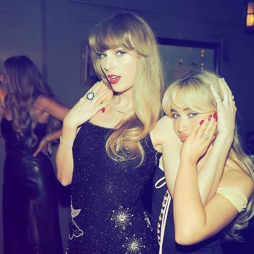 Vogueさんのインスタグラム写真 - (VogueInstagram)「@TaylorSwift’s 34th birthday was a star-spangled affair. The singer was joined by just about every member of her “squad,” among them Blake Lively, Sabrina Carpenter, Gigi Hadid, Zoë Kravitz, and two thirds of the Haim sisters. Tap the link in our bio to see more.」12月15日 9時53分 - voguemagazine