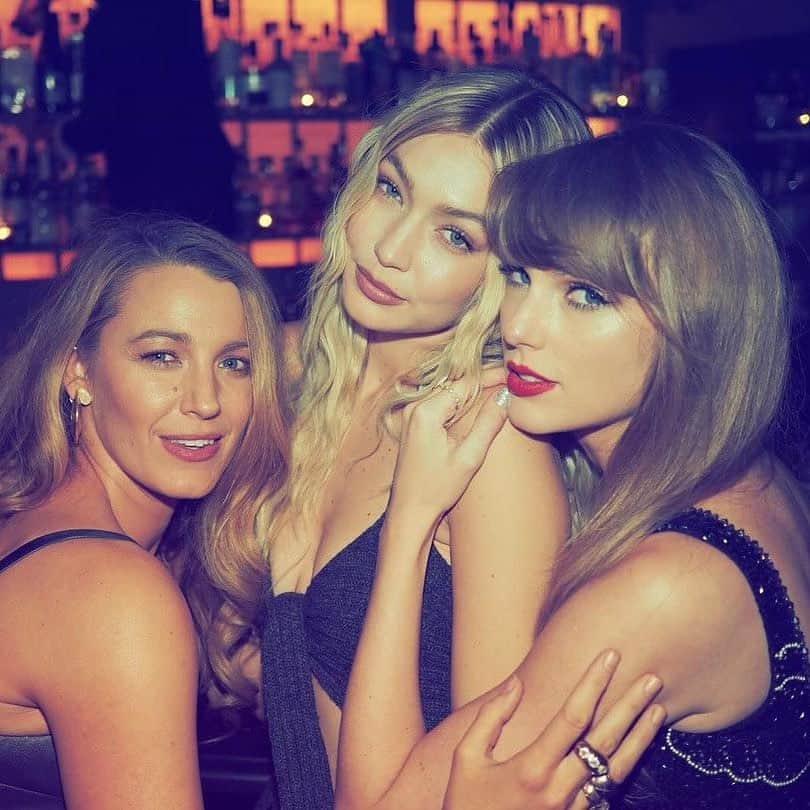 Vogueのインスタグラム：「@TaylorSwift’s 34th birthday was a star-spangled affair. The singer was joined by just about every member of her “squad,” among them Blake Lively, Sabrina Carpenter, Gigi Hadid, Zoë Kravitz, and two thirds of the Haim sisters. Tap the link in our bio to see more.」
