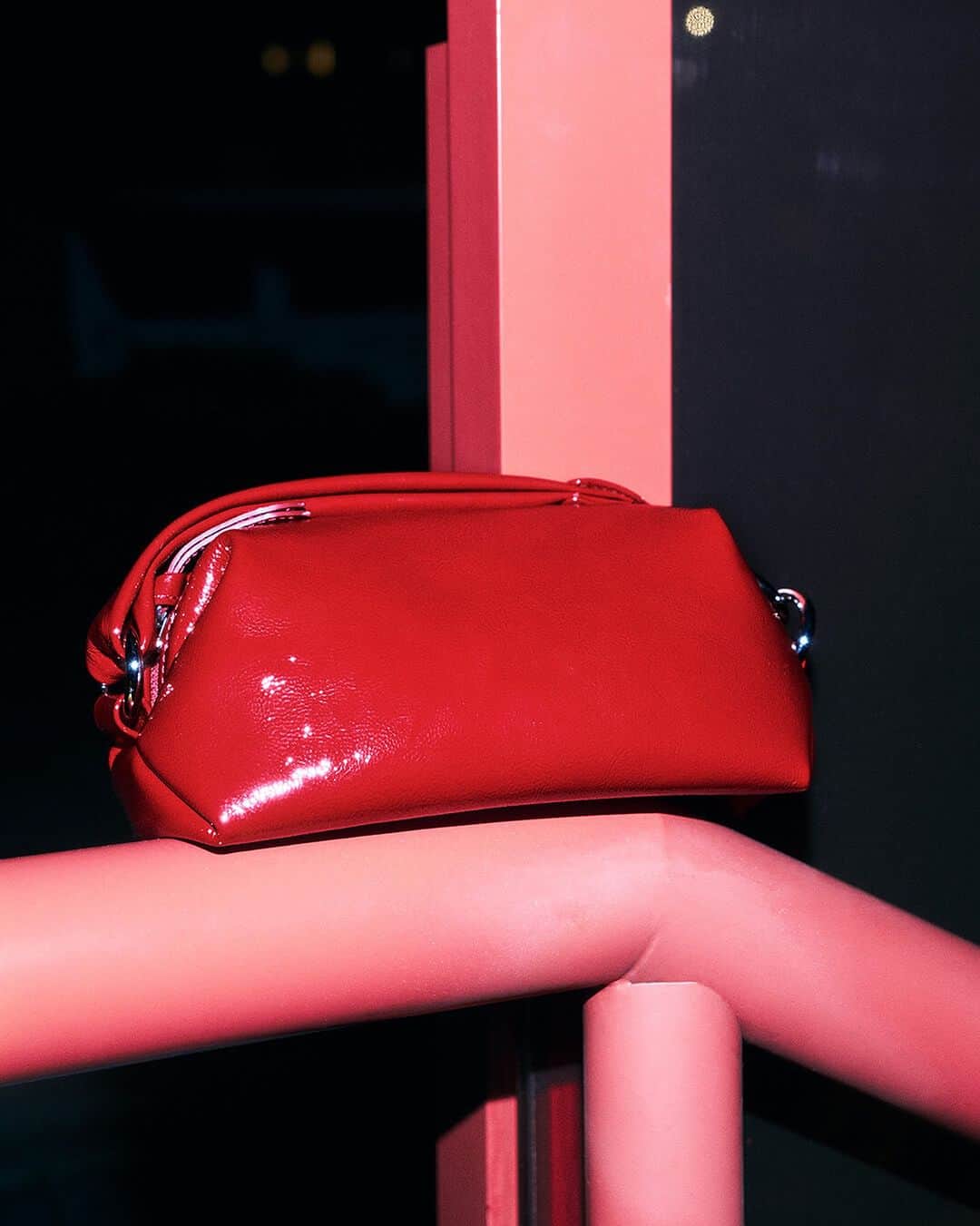エポイのインスタグラム：「．Ripple   ー Clutch pouch《Red》  ． #Epoi #23aw #Ripple #red #epoicolors #madeinjapan #fashion #omotesando #umeda #marunouchi #japan #leather #bag #wallet #エポイ #日本製 #革 #リプル #レッド」