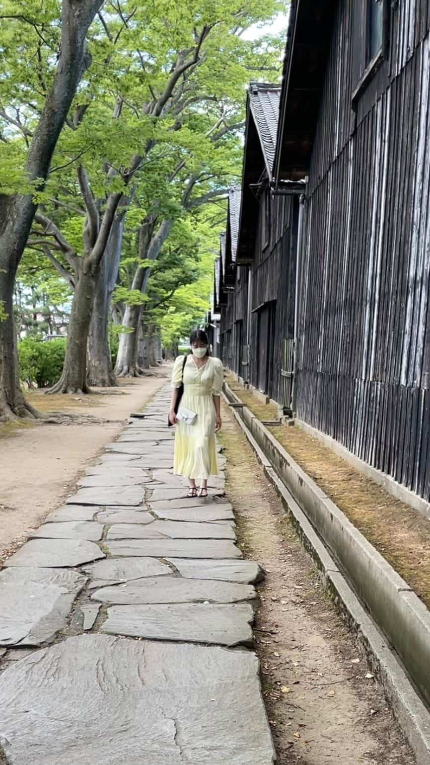 新倉瞳のインスタグラム：「Sankyo Warehouse (Video from Last Summer)  昨年酒田市を訪れたときの動画を見返していたら 山居倉庫の映え写真撮っていただくつもりが動画だったあるある  いやしかし、素晴らしい日本の史跡です。 昨日掲載した酒田特別支援学校も、山居倉庫をイメージし建築されたそうで、なんだか嬉しかった！」