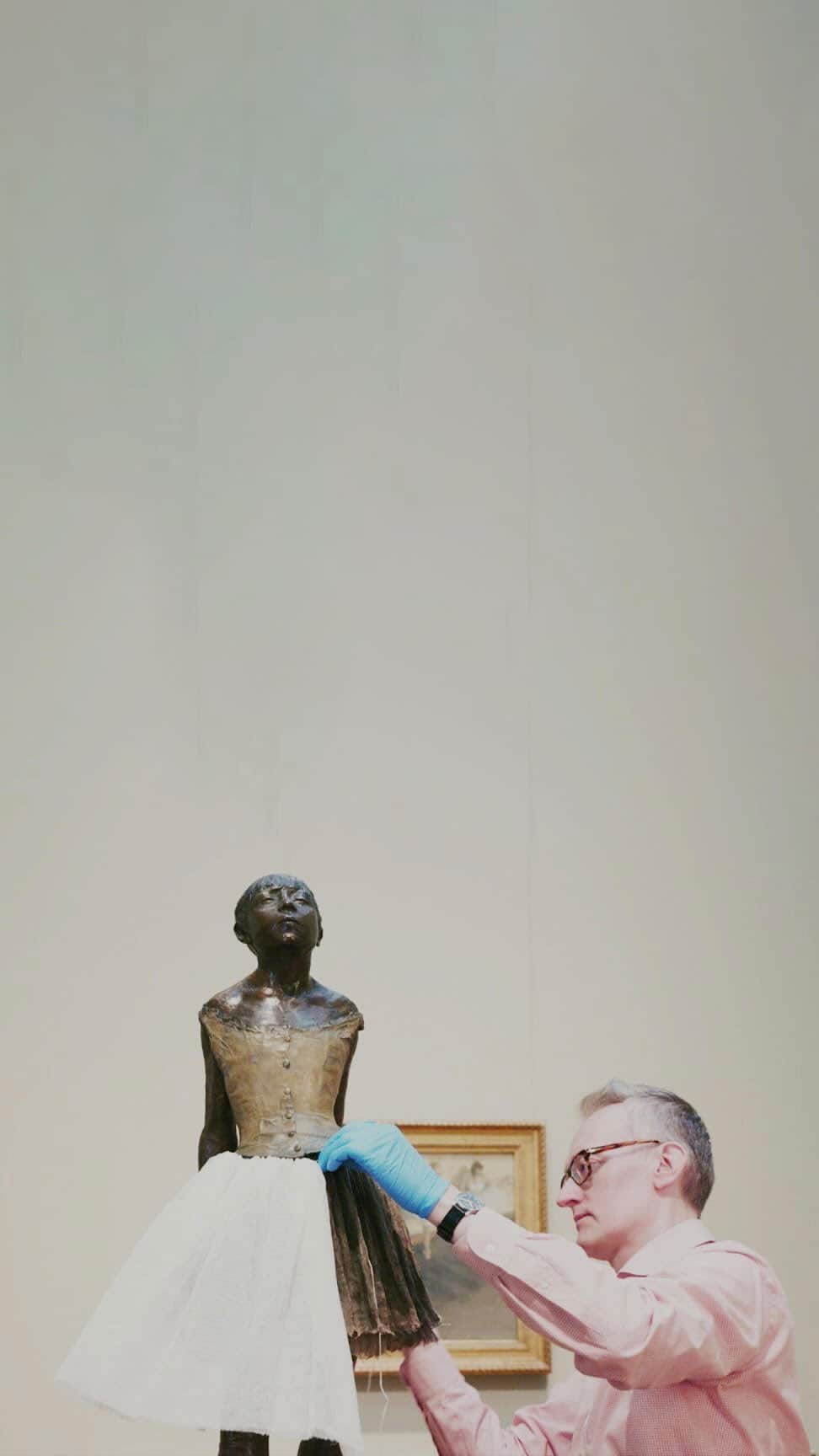 メトロポリタン美術館のインスタグラム：「What do you do when one of the most famous tutus in the world needs a glow up? Just ask The Met’s Glenn Petersen, conservator at The Costume Institute who worked to update the real cloth tutu on Degas’ beloved sculpture “The Little Fourteen-Year-Old Dancer.”  Fun Fact: Degas’s original sculpture was made of many unorthodox materials, including tinted beeswax, a human-hair wig, a cotton bodice, linen ballet slippers, and tarlatan tutu. Curators at The Met have replaced the fabric skirt at least three times in the past to tackle deterioration or just plain dissatisfaction with its appearance.   See the sculpture on view at The Met in gallery 815.」
