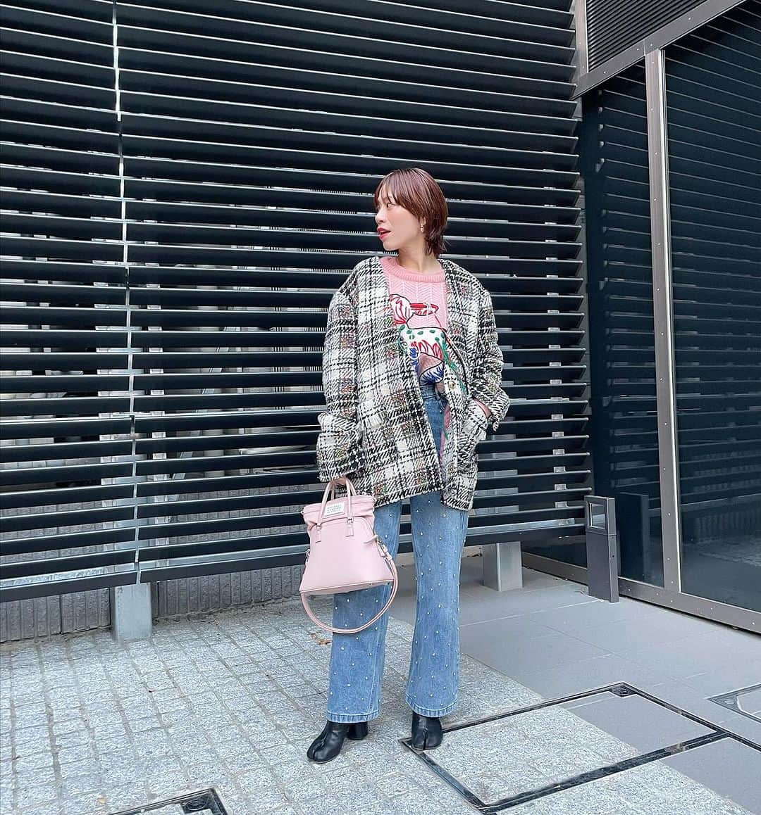 山本あきこさんのインスタグラム写真 - (山本あきこInstagram)「週5デニム👖🩵🩷  今週も、安定の週5デニムだったな〜💕💕  この日は大好きな配色。 デニムブルーと淡めピンクを合わせたコーデに🩵🩷  あえてのわちゃっと感を出したくて アウターもチェックだったりデニムも ラインストーン付きにしたり🥳🥳✨✨  わちゃっと感、たまにやりたくなるんだな〜🤩🤩  🐷coordinate🐹  アウター　#ROCCO @rocco_official___  ニット　#gucci  バッグ、シューズ　#maisonmargiela   この日は朝からテレビのロケ収録があったり 来年発売の新刊の打ち合わせがあったり👍  またお知らせさせていただきますね📢📢  よっしゃー！！ 今日は来週のDREAM collectionでやる ファッションショーのフィッティングDayです🐸🐸  もりもりクリエイトするぞぉ〜✊💪⚡️⚡️⚡️  ＼参加者募集中🩷／ 📢12/23(土)クリスマスイベントします！　 ＼DREAM Collection.／🎉🎉🎉  ファッションショーありエンタメLIVEあり トークショーありの内容盛り沢山のクリパ🎄🎄✨  14時半〜17時　＠原宿駅目の前 クリスマス🎁付き＆お子様連れ大歓迎 (ベビーカー置き場＆キッズエリアあり)  ぜひ遊びにきてね♪ 詳しくはプロフリンクまたはハイライトから❤️ @akiko_yamamoto__   #デニムコーデ #ピンクコーデ #ツイードジャケット #チェックコート #グッチコーデ #週4デニム #なぜおしゃ研究家 #山本あきこ」12月15日 10時18分 - akiko_yamamoto__