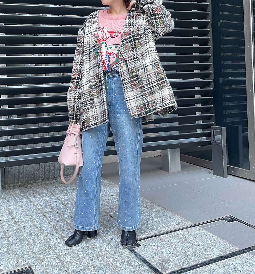 山本あきこさんのインスタグラム写真 - (山本あきこInstagram)「週5デニム👖🩵🩷  今週も、安定の週5デニムだったな〜💕💕  この日は大好きな配色。 デニムブルーと淡めピンクを合わせたコーデに🩵🩷  あえてのわちゃっと感を出したくて アウターもチェックだったりデニムも ラインストーン付きにしたり🥳🥳✨✨  わちゃっと感、たまにやりたくなるんだな〜🤩🤩  🐷coordinate🐹  アウター　#ROCCO @rocco_official___  ニット　#gucci  バッグ、シューズ　#maisonmargiela   この日は朝からテレビのロケ収録があったり 来年発売の新刊の打ち合わせがあったり👍  またお知らせさせていただきますね📢📢  よっしゃー！！ 今日は来週のDREAM collectionでやる ファッションショーのフィッティングDayです🐸🐸  もりもりクリエイトするぞぉ〜✊💪⚡️⚡️⚡️  ＼参加者募集中🩷／ 📢12/23(土)クリスマスイベントします！　 ＼DREAM Collection.／🎉🎉🎉  ファッションショーありエンタメLIVEあり トークショーありの内容盛り沢山のクリパ🎄🎄✨  14時半〜17時　＠原宿駅目の前 クリスマス🎁付き＆お子様連れ大歓迎 (ベビーカー置き場＆キッズエリアあり)  ぜひ遊びにきてね♪ 詳しくはプロフリンクまたはハイライトから❤️ @akiko_yamamoto__   #デニムコーデ #ピンクコーデ #ツイードジャケット #チェックコート #グッチコーデ #週4デニム #なぜおしゃ研究家 #山本あきこ」12月15日 10時18分 - akiko_yamamoto__