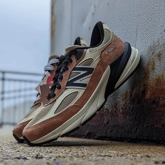 UNITED ARROWS & SONSのインスタグラム：「＜New Balance＞U990TO6を12月15日（金）に発売いたします。  クリエイティブディレクターである「Aimé Leon Dore/Teddy Santis」の手掛けるメイド イン USA コレクションより「990」のニューカラーが登場。 生誕40周年を記念しアップデートされた「M990」の最新バージョン「v6」モデルをベースに、メッシュやスエードをアッパーに駆使し、かかとの側面には「990」のバッジ、更新されたソール ユニットの上にある後部の新しいヒール クリップが装着されているデザインに。 SEASON 4のニューカラーとして、セピアとオレンジ系が組み合わされた配色に仕上げています。  ¥38,500-  ■取り扱い店舗：オンラインストア  #unitedarrowsandsons #unitedarrows」