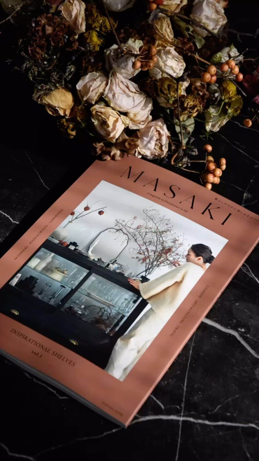 masakiのインスタグラム：「fri.15 Dec.2023 おはよう サインサインサインサイン✍🏻  美しい写真と言葉が綴られた 新刊MASAKI vol.3 心に響く棚 みなさんの心に響く一冊となりますように 来年2024のカレンダーと、 今回限定おまけのpostcard付きで 今夜20:00 hugowar.jpオンラインストアで 販売します。 同時にホリデースペシャル AW SALEがいち早くスタートします☆ ぜひチェックしてみてください😉 ハグとクロスにもサイン本用意してます♡ @hugowar_vintagechic @clothandcross_shop_staff」
