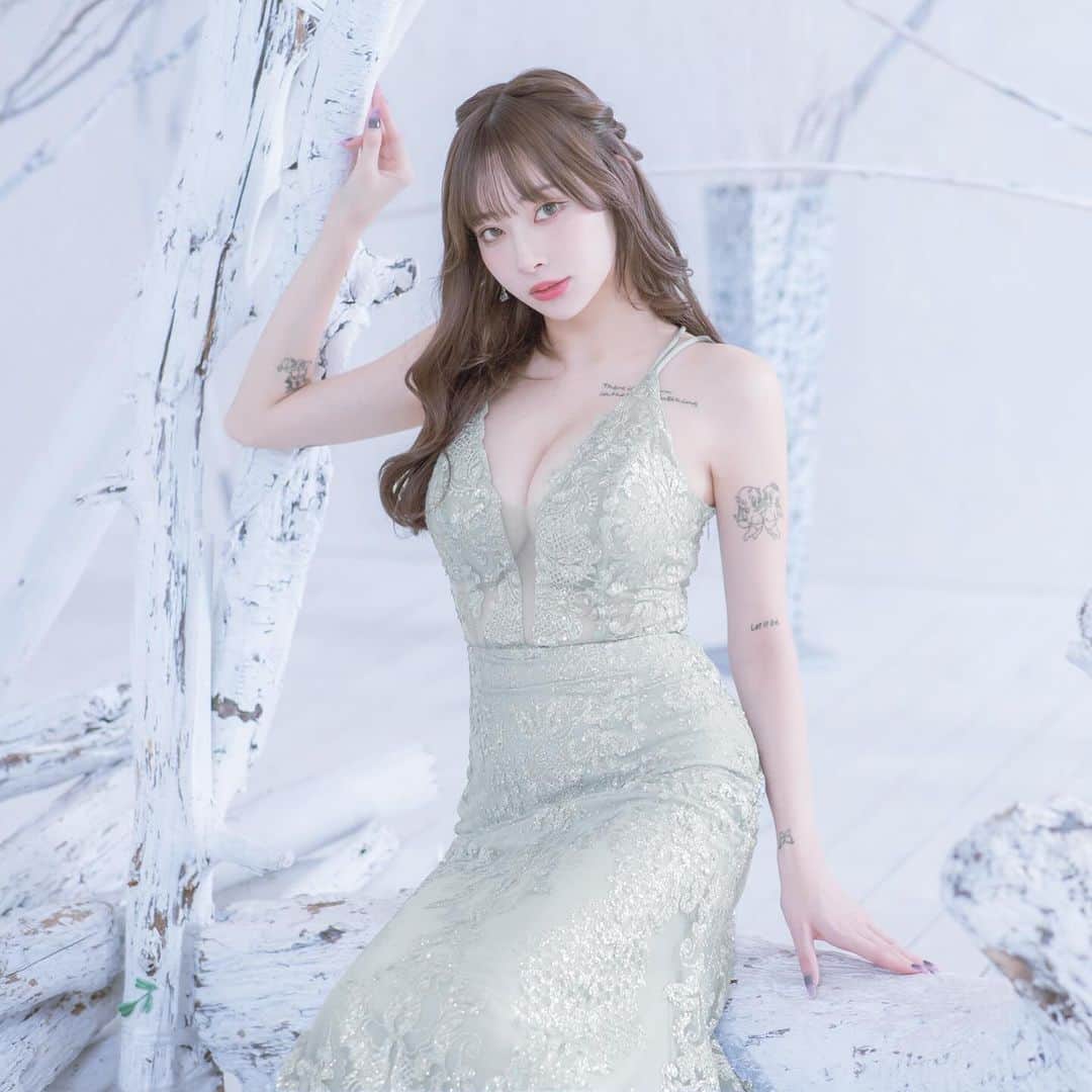 ドレスショップTIKA公式さんのインスタグラム写真 - (ドレスショップTIKA公式Instagram)「✼••┈┈••✼••┈┈••✼••┈┈••✼••┈┈••✼ 𝓦𝓮𝓮𝓴𝓵𝔂 𝓝𝓮𝔀 𝓐𝓻𝓻𝓲𝓿𝓪𝓵 ✼••┈┈••✼••┈┈••✼••┈┈••✼••┈┈••✼  今週も冬っぽアンニュイな新作がたくさん登場♡ 白い吐息が似合うドレスで可愛いあなたに🧸💞   #キャバドレスはtika  #キャバドレス通販  #キャバ #キャバ嬢  #キャバドレス #キャバクラ  #ラウンジ #ラウンジ嬢  #ラウンジドレス  #ガールズバー #コンカフェ #ロングドレス  #美人 #美女」12月15日 10時34分 - dress_tika