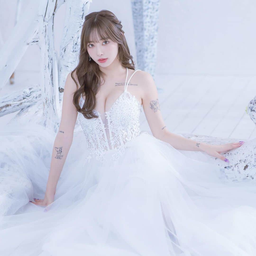 ドレスショップTIKA公式さんのインスタグラム写真 - (ドレスショップTIKA公式Instagram)「✼••┈┈••✼••┈┈••✼••┈┈••✼••┈┈••✼ 𝓦𝓮𝓮𝓴𝓵𝔂 𝓝𝓮𝔀 𝓐𝓻𝓻𝓲𝓿𝓪𝓵 ✼••┈┈••✼••┈┈••✼••┈┈••✼••┈┈••✼  今週も冬っぽアンニュイな新作がたくさん登場♡ 白い吐息が似合うドレスで可愛いあなたに🧸💞   #キャバドレスはtika  #キャバドレス通販  #キャバ #キャバ嬢  #キャバドレス #キャバクラ  #ラウンジ #ラウンジ嬢  #ラウンジドレス  #ガールズバー #コンカフェ #ロングドレス  #美人 #美女」12月15日 10時34分 - dress_tika