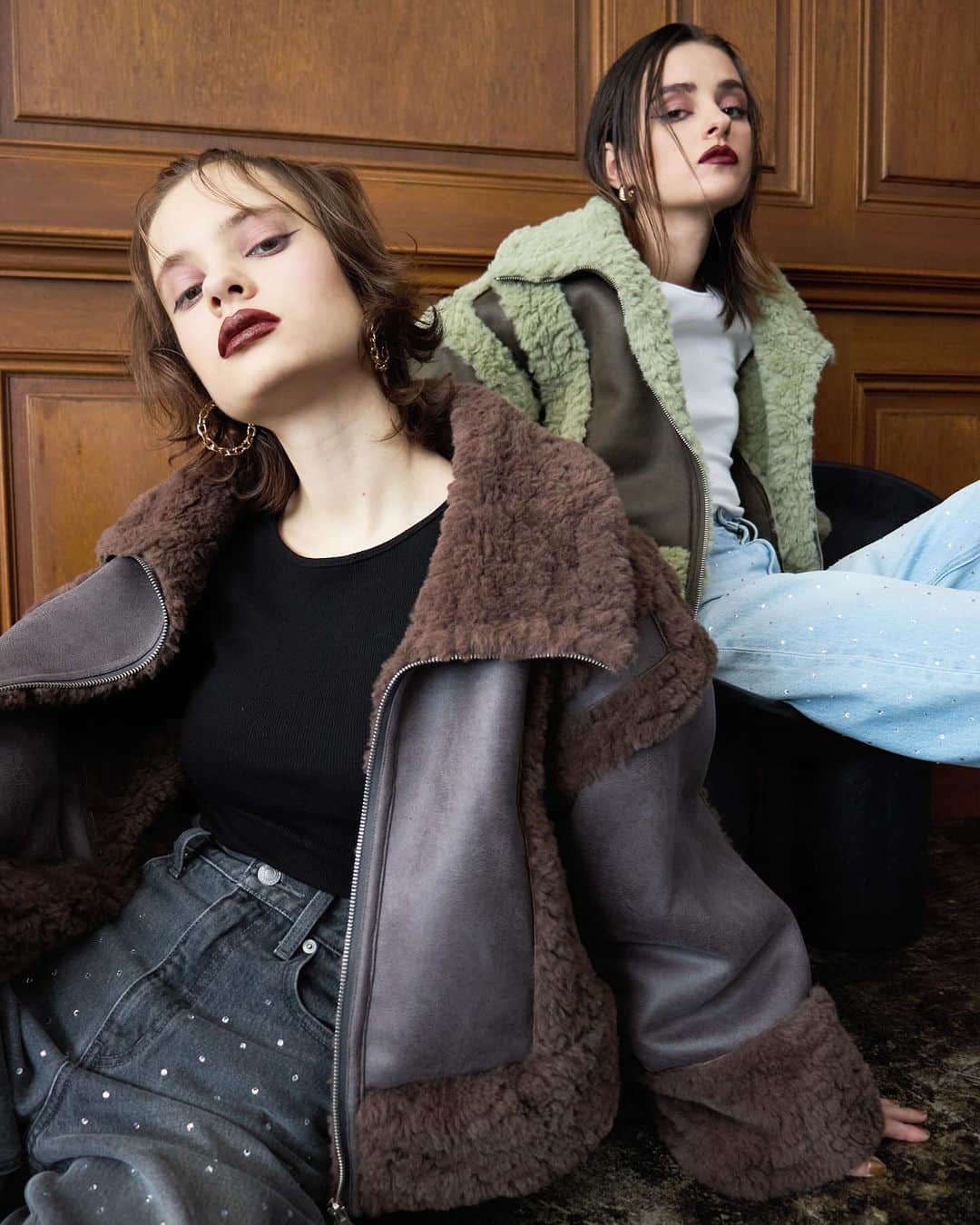 EVRISのインスタグラム：「⠀ 【NEW ARRIVAL】  #ショートフェイクムートンブルゾン　 KHA/BRN/BLK ¥19,900(税込)  ___________________________________________ 🔻公式通販サイトRUNWAY channelは  @evris_official TOPのURLから✔︎  #EVRIS」