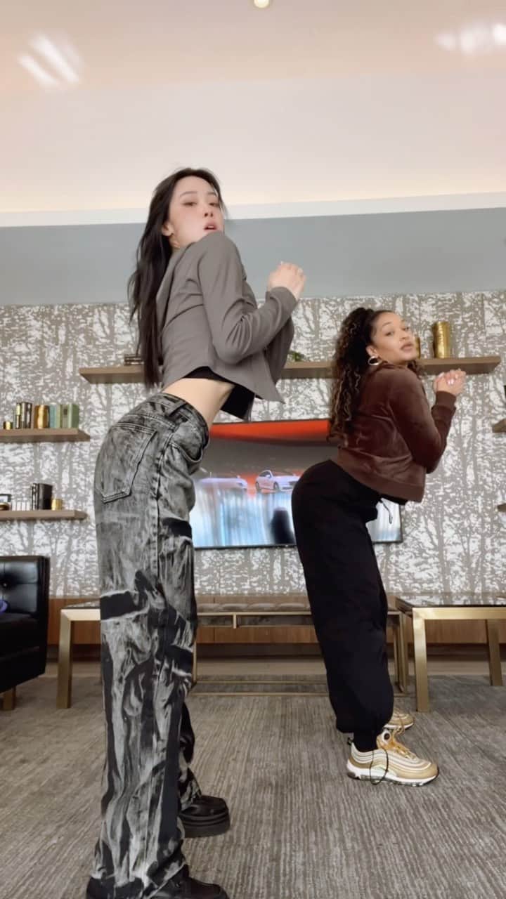 Emily Meiのインスタグラム：「We made a dance for Monster Under the Bed while rehearsing for my concert !!!! 🙈 Tag me if u do it hehe 🔪🔪 #dance」