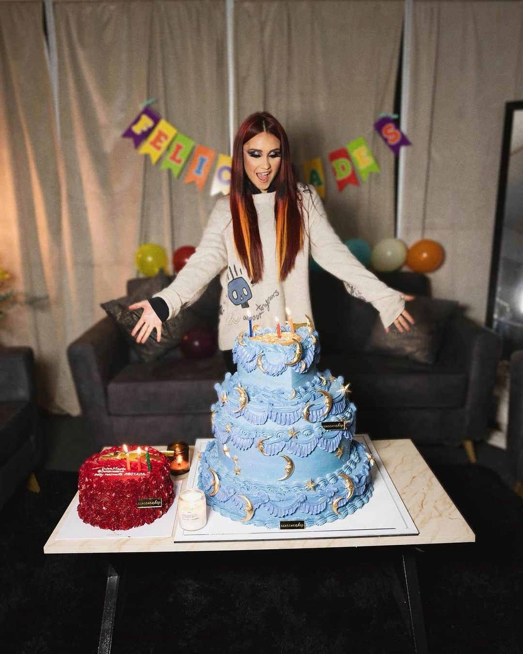 ドゥルセ・マリアさんのインスタグラム写真 - (ドゥルセ・マリアInstagram)「Mi querido equipo me sorprendió con estos pasteles hermosos y esta decoración 🤩😂🫶🏻 para festejar mi cumple atrasado 😍❤️❤️🙌🏼 Graciaaaaaaas!!!! Me hicieron sonreír !! Y me alegraron el corazón !!❤️ @arielquirino @cmorbeauty @elpanqueee @lizmarianinja @pacoalvarezv ❤️❤️❤️」12月15日 10時48分 - dulcemaria