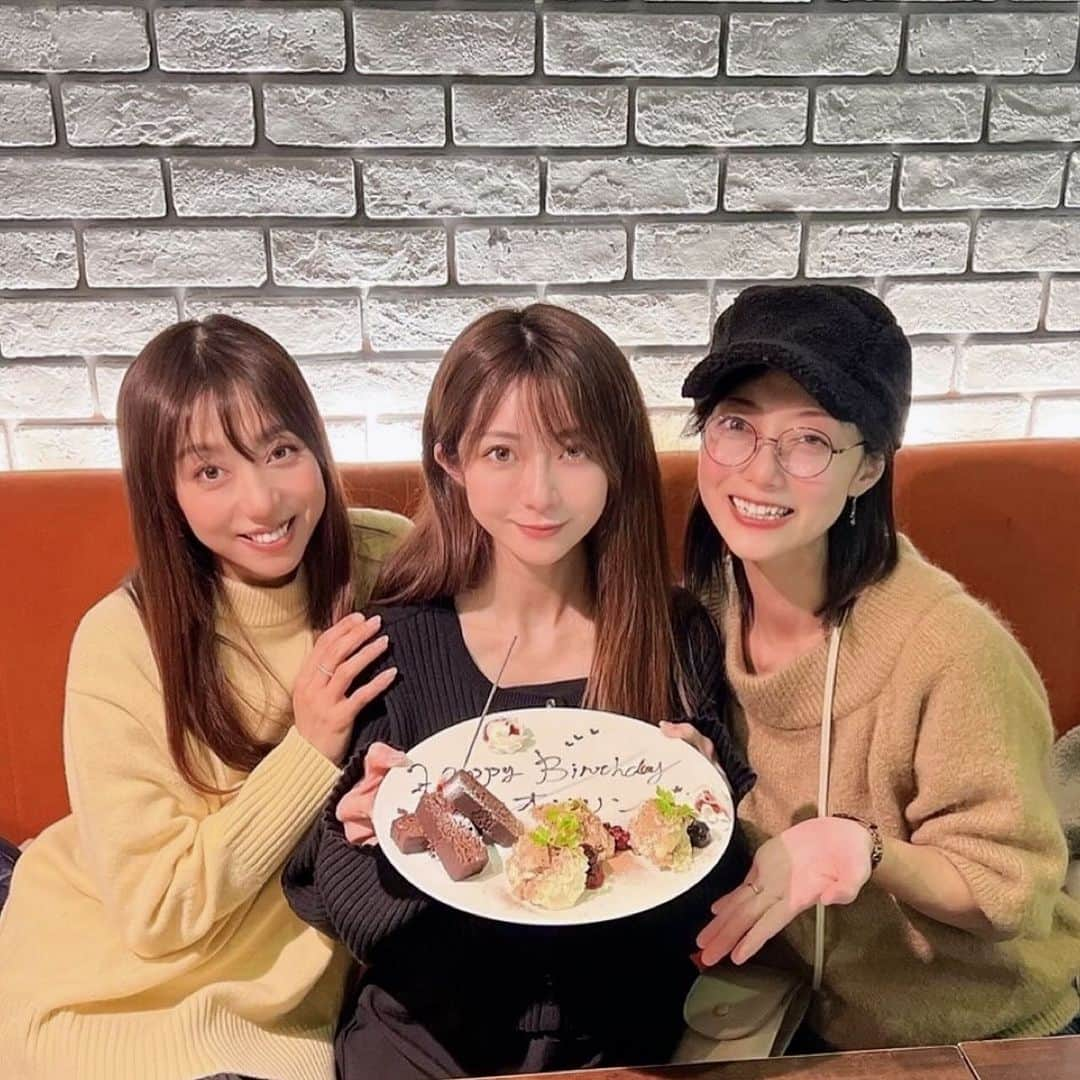 折原みかのインスタグラム：「だいしゅきしゅきしゅき🫶 みきんこ&みぽりんがバースデーランチ🍗でお祝いしてくれたぁ🥰✨ ゆっくり3時間飲み放題付きコースでまったり楽しかったぁ🎵 豪華なお食事にプレゼントに本当にどうもありがとう😭 2人とも芸能のお仕事で出会い、10代から仲良くしてくれてる戦友のようなママ友であり人生の先輩であり、尊敬できるところたぁぁぁくさん持ってていつもいつも優しくしてくれる。 頭が良くて面白くて、ふたりと会うと絶対笑顔になれちゃう🎵 最高のお友達です😘 これからも、おばあちゃんになるまで仲良くしてね🎈  みぽりんは糠漬けの本が発売されているのでみんな、要チェックだよ❣️  #お友達 #心友 #バースデー #お祝いしてくれてありがとう #幸せ者 #プレゼントもありがとう #大切にします #ずっとも #チェリーパイ #糠漬けマイスター #大湯みほ #秋葉ミキ」