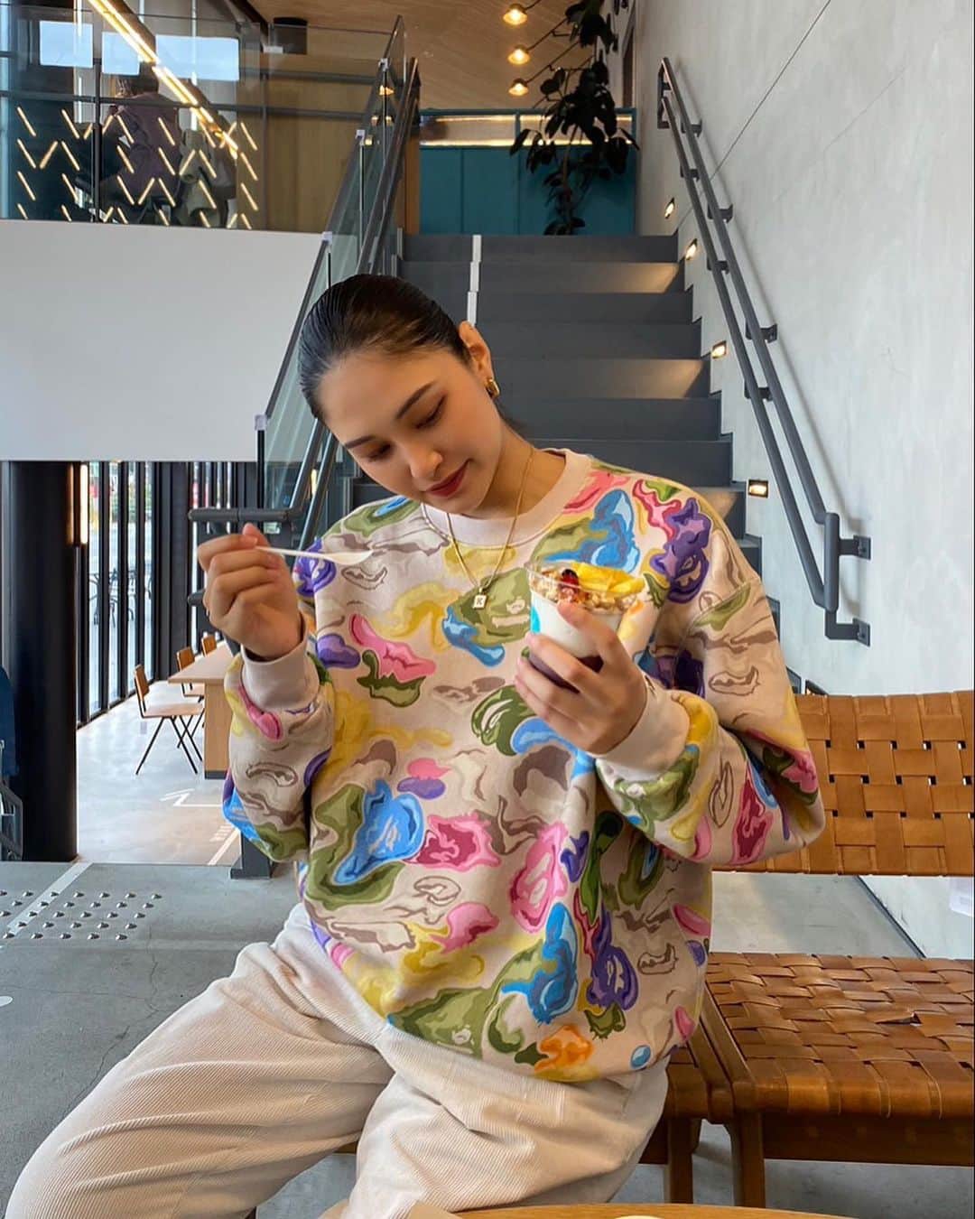 モラレスしれなのインスタグラム：「． ママと朝活した日🥯🍴𓈒𓂂𓏸 最近どこでもアサイーボウル売ってるよな🍓🍍🫐🍌🥣  このスウェットほんとはセットアップ！ 一目惚れで即買った🐵🤎✨️   @bape_japan   #bapejapan #setup #menstyle」