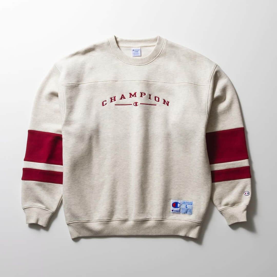 Champion Japanさんのインスタグラム写真 - (Champion JapanInstagram)「【CREW NECK SWEATSHIRT】  しっかりとした肉厚生地で型くずれしにくい！ 着こむほど肌に馴染むクルーネックスウェットシャツが登場です！  肌触りのいいスウェット素材は、表面を高密度に編み立て、適度なハリとコシを生み出した「Super Fleece」を採用。全体的に丸みのある柔らかなシルエットだから体のラインを拾いません。  裾部分には、ゲームジャージーなどに見られるジョックタグ付き。フットボールシャツ風のアメカジテイストに仕上げたデザインで、カジュアルな冬のコーディネートをお楽しみください♪  ■Item：Crew Neck Sweatshirt ■Number：C3-Y009 ■Color：オートミール, オックスフォードグレー, #ブラック, ダークグリーン ■Size：S,M, L,XL ■Price：￥12,980  #Champion #チャンピオン #23FW #Casual #カジュアル #カジュアルスタイル #カジュアルコーデ #スウェット #クルーネック #スウェット #スウェットシャツ #冬ファッション #冬コーデ #セットアップ」12月15日 11時00分 - champion_japan