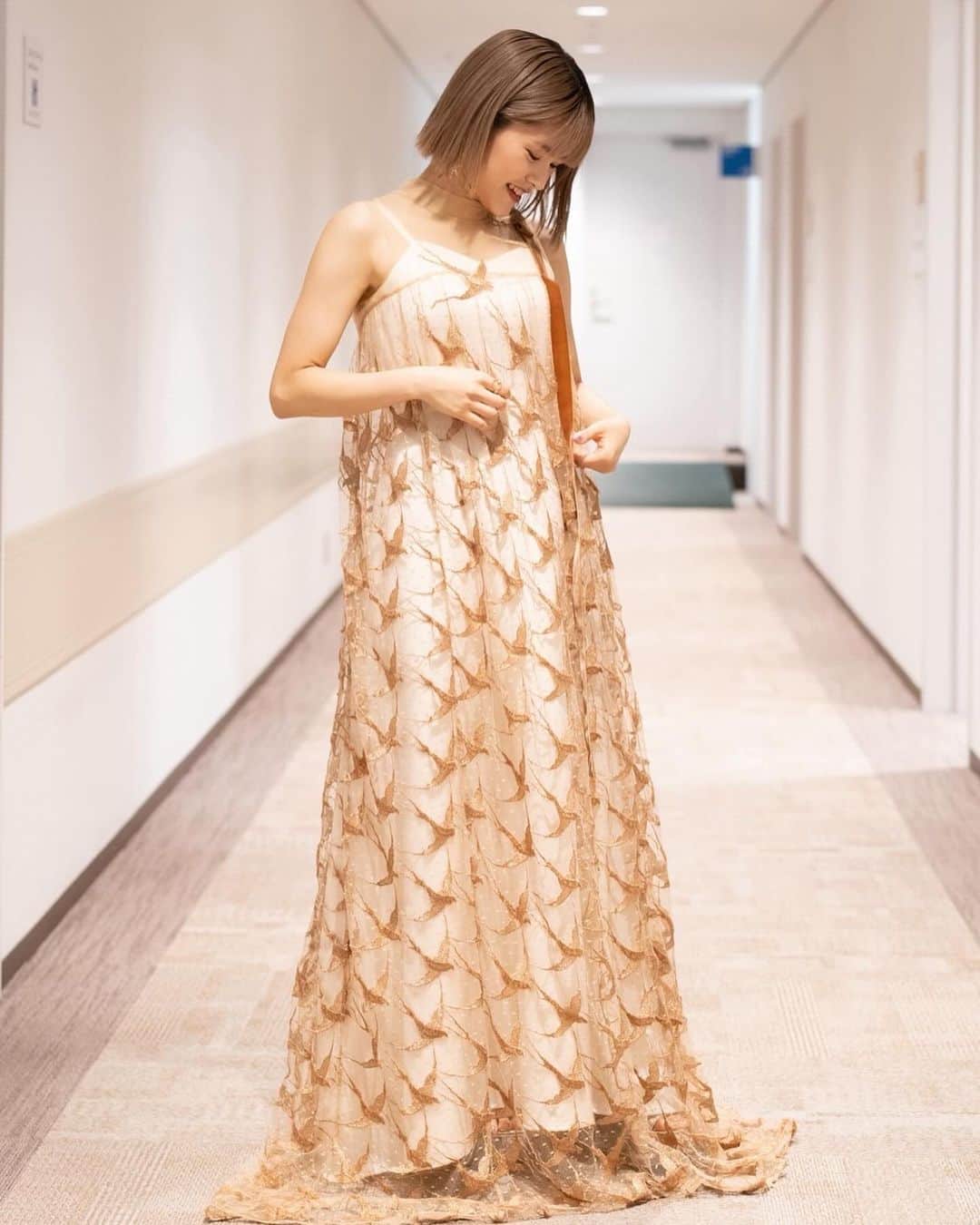 昆夏美のインスタグラム：「. 「Brand New Musical Concert2023」 デュエットをさせていただいた あっきーさんとまりおさんと記念撮影📷 . . あっきーさんとは私のドレスの柄、 つばめポーズです🐧 万里生さんとは金さん銀さんです🤩 (少し足が切れてしまって申し訳ない…!!) はぁ…今年もたくさん素敵なお衣装と出会えました🥰 . . 今日はサントリーホールで公演ですね✨ 行かれる方、お楽しみに☺︎」
