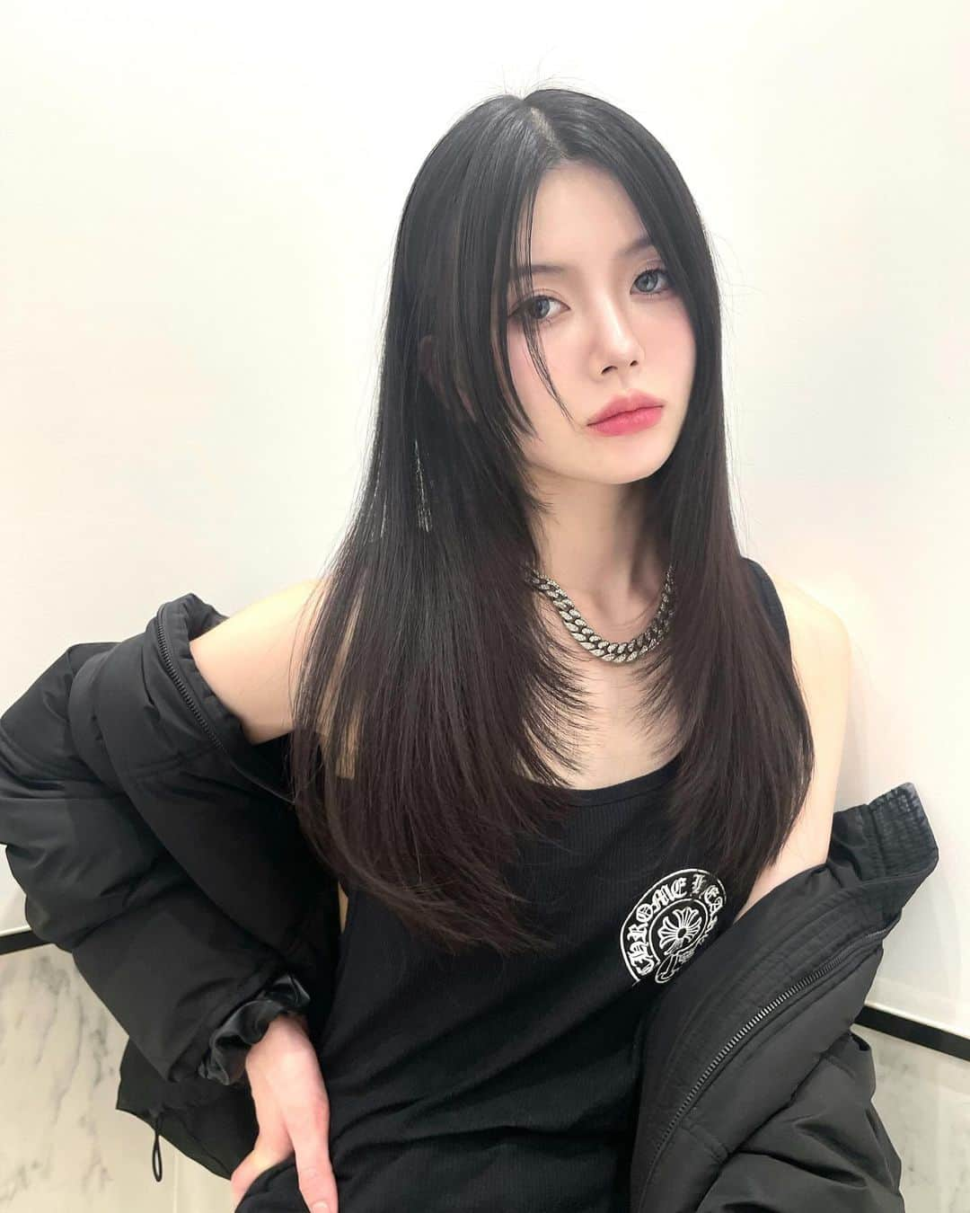 原涼香のインスタグラム：「🖤🆕韓国の子みたいな色気のあるヘアに🎀🖤 レイヤーカットとダークトーンカラーが いまトレンドのスタイルですദ്ദി˶ｰ̀֊ｰ́ )✧‧₊˚ ㅤㅤㅤㅤㅤㅤㅤㅤㅤㅤㅤㅤㅤ  🎀人気MENU🎀 ㅤㅤㅤㅤㅤㅤㅤㅤㅤㅤㅤㅤㅤ ☑︎カット　7,400yen ワンカールだけでも可愛くキマるこだわりレイヤーカット🩶 朝のスタイリングが本当に時短になります⏰ ㅤㅤㅤㅤㅤㅤㅤㅤㅤㅤㅤㅤ  ☑︎プレミアムケアカラー　　9,200yen〜 枝毛切れ毛を98.6%防ぐお薬で 盛れるツヤツヤダークトーン🩶 ㅤㅤㅤㅤㅤㅤㅤㅤㅤㅤㅤㅤㅤ ☑︎HITAトリートメント　　7,900yen〜 韓国人の子みたいな憧れのツヤ髪はHITAトリートメントでGETできます🩶✨ ㅤㅤㅤㅤㅤㅤㅤㅤㅤㅤㅤㅤㅤ  ㅤㅤㅤㅤㅤㅤㅤㅤㅤㅤㅤㅤㅤ🎀SET MENU🎀 ☑︎カット+プレミアムケアカラー　18,800yen〜 ㅤㅤㅤㅤㅤㅤㅤㅤㅤㅤㅤㅤㅤ ☑︎カット+プレミアムケアカラー+トリートメント　24,800yen〜 ㅤㅤㅤㅤㅤㅤㅤㅤㅤㅤㅤㅤㅤ  　ㅤㅤㅤㅤㅤㅤㅤㅤㅤㅤㅤㅤㅤ 盛れるトレンドヘアは是非お任せください🫶🏻💞 ㅤㅤㅤㅤㅤㅤㅤㅤㅤㅤㅤ ご予約はTOPページのリンクから🔗 ㅤㅤㅤㅤㅤㅤㅤㅤㅤㅤㅤㅤㅤㅤㅤㅤㅤㅤㅤㅤㅤ ㅤㅤㅤㅤㅤㅤㅤㅤㅤㅤㅤㅤㅤ  #SHIMA #レイヤー #レイヤーカット #ワンカール #グレージュ #ダークトーンカラー #暗めカラー #韓国ヘア #韓国スタイル」