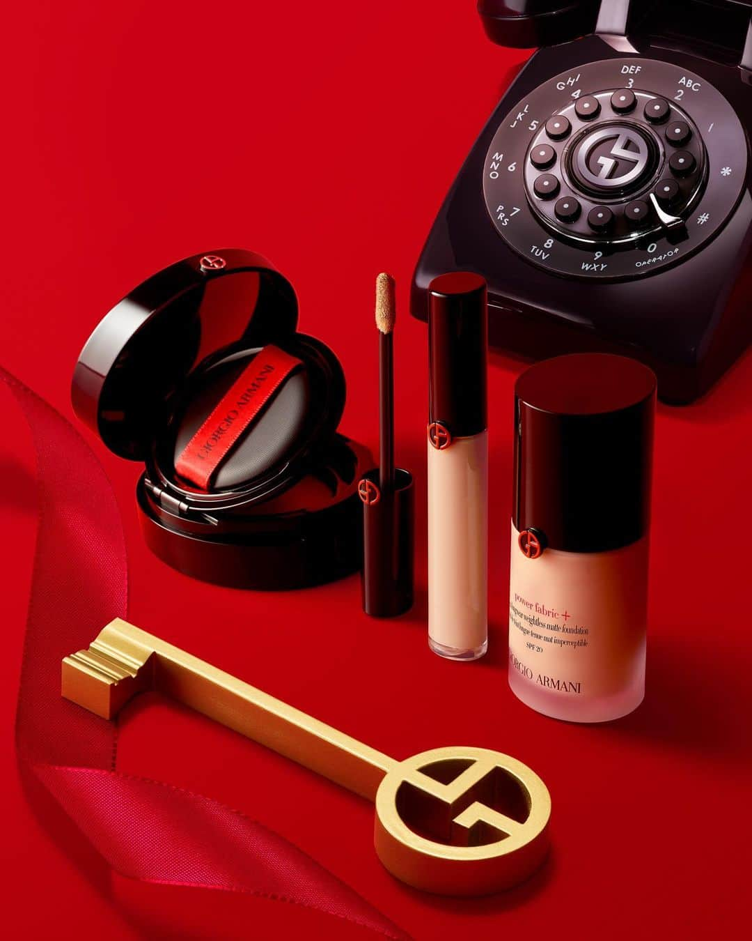 Armani Beautyのインスタグラム：「Long-lasting coverage. This year, unwrap your favorite beauty essentials. From the lightweight POWER FABRIC+ FOUNDATION to the hydrating MY ARMANI TO GO CUSHION FOUNDATION, you can create a flawless base for the festive season.  #Armanibeauty #ArmaniGift #PowerFabric #MyArmaniToGo #Foundation #Concealer #HolidayMakeup」