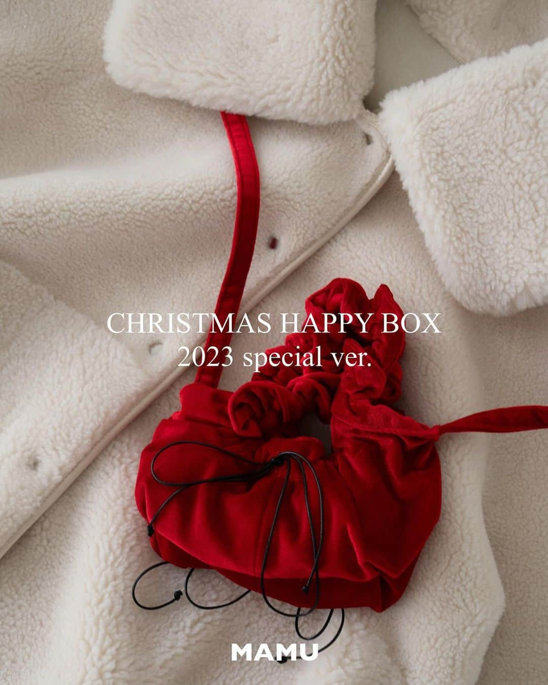 MAMUのインスタグラム：「Christmas Happy Box '23 発売のお知らせ  今年もたくさんのご利用をいただき、本当にありがとうございます。皆様に感謝の気持ちを込めまして、今年もChristmas Happy Box '23 の発売が決定致しました🎄❤️  毎年ご好評をいただきご注文期間内の完売となっておりますのでお早めにご検討くださいませ。  ［発売日］ 2023/12/17(日)21:00〜2023/12/19(火)23:59 ※なくなり次第終了となります  ［金額］ ¥25,000- (送料込み)  ［内容］ ◼︎MINI FRILL BAG (限定カラー)が必ず入ったスペシャルなBOXとなります❤️  ◼︎カットソー/OP/ブラウス/ニット/デニム/スラックス/フリーサイズボトムなど 以上の中からランダムで［計5〜6点］  毎年大人気のスペシャルボックス。今年は即完売となった大人気アイテム"MINI FRILL BAG"が必ず入った限定BOXとなります🙏🏻  ［納期］12/24までのお届け予定  ［注意事項］スペシャルボックスとなりますので商品の内容お問い合わせやご購入後の返品交換は一切お受けできません。  皆様のご注文を心よりお待ちしております。どうぞ宜しくお願い致します❤️  #mamu_online #Christmashappybox2023」