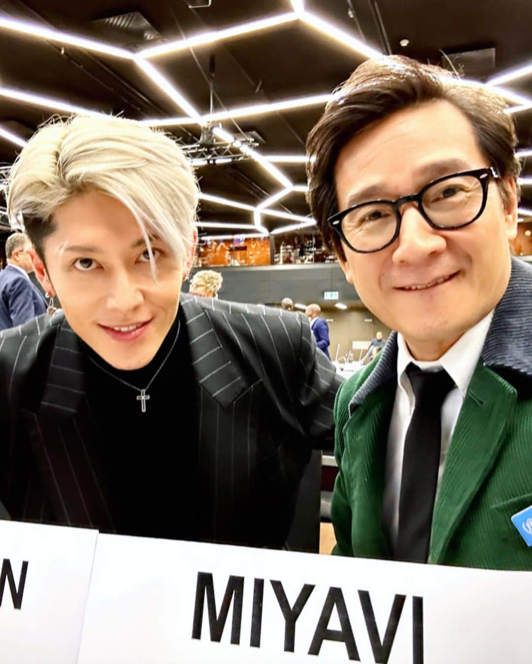 雅-MIYAVI-さんのインスタグラム写真 - (雅-MIYAVI-Instagram)「With one of the most passionate and dedicated Goodwill Ambassadors, #CateBlanchett and the great actor, the loveliest man on earth, also a pro photo-bomber @kehuyquan   They shared such a powerful performance featuring a poem by @jj_bola at the opening plenary of #GlobalRefugeeForum in Geneva.  Even as an ambassador, There are times I feel powerless, realizing I can’t do many things on my own. However, witnessing others giving their best and dedicating themselves makes me feel so strong.   Not only them, but also numerous people from all around the world gather at this event to address the ongoing refugee crisis. Discuss, share activities, experiences, thoughts, and exchange new ideas in an effort to find solutions.   I reaffirmed my commitment to do my best with whatever I can contribute as an ambassador and an artist.  女優、そして親善大使としても献身的に活動するケイトブランシェットさんと(そして今地球上で一番愛されている俳優であり、写真ボマーのキーホイさん)  ジュネーブにて開催されているグローバル難民フォーラム開会式にて、JJボラ さんの詩とともに力強いパフォーマンスを披露してくれました。  アンバサダーであっても、自分一人ではできないことがたくさんあることを知り、無力さを感じることがあります。それでも他のみんながそれぞれのやり方でベストを尽くして活動しているのを見る度、とても心強く感じます。  彼らだけでなく、世界中からたくさんの人々がこのイベントに集まり、今起こっている難民危機を解決すべく、議論し、自分たちの活動をシェアして、新しいアイデアを共有しながらより良い解決策を模索していきます。  改めて自分自身も自分にできることをやっていこうと決心しました。」12月15日 22時03分 - miyavi_ishihara