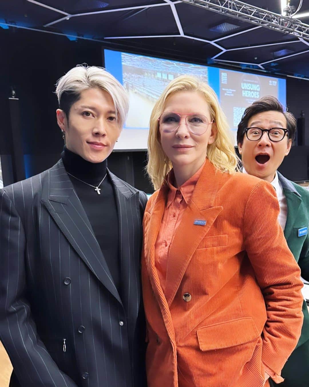 雅-MIYAVI-のインスタグラム：「With one of the most passionate and dedicated Goodwill Ambassadors, #CateBlanchett and the great actor, the loveliest man on earth, also a pro photo-bomber @kehuyquan   They shared such a powerful performance featuring a poem by @jj_bola at the opening plenary of #GlobalRefugeeForum in Geneva.  Even as an ambassador, There are times I feel powerless, realizing I can’t do many things on my own. However, witnessing others giving their best and dedicating themselves makes me feel so strong.   Not only them, but also numerous people from all around the world gather at this event to address the ongoing refugee crisis. Discuss, share activities, experiences, thoughts, and exchange new ideas in an effort to find solutions.   I reaffirmed my commitment to do my best with whatever I can contribute as an ambassador and an artist.  女優、そして親善大使としても献身的に活動するケイトブランシェットさんと(そして今地球上で一番愛されている俳優であり、写真ボマーのキーホイさん)  ジュネーブにて開催されているグローバル難民フォーラム開会式にて、JJボラ さんの詩とともに力強いパフォーマンスを披露してくれました。  アンバサダーであっても、自分一人ではできないことがたくさんあることを知り、無力さを感じることがあります。それでも他のみんながそれぞれのやり方でベストを尽くして活動しているのを見る度、とても心強く感じます。  彼らだけでなく、世界中からたくさんの人々がこのイベントに集まり、今起こっている難民危機を解決すべく、議論し、自分たちの活動をシェアして、新しいアイデアを共有しながらより良い解決策を模索していきます。  改めて自分自身も自分にできることをやっていこうと決心しました。」