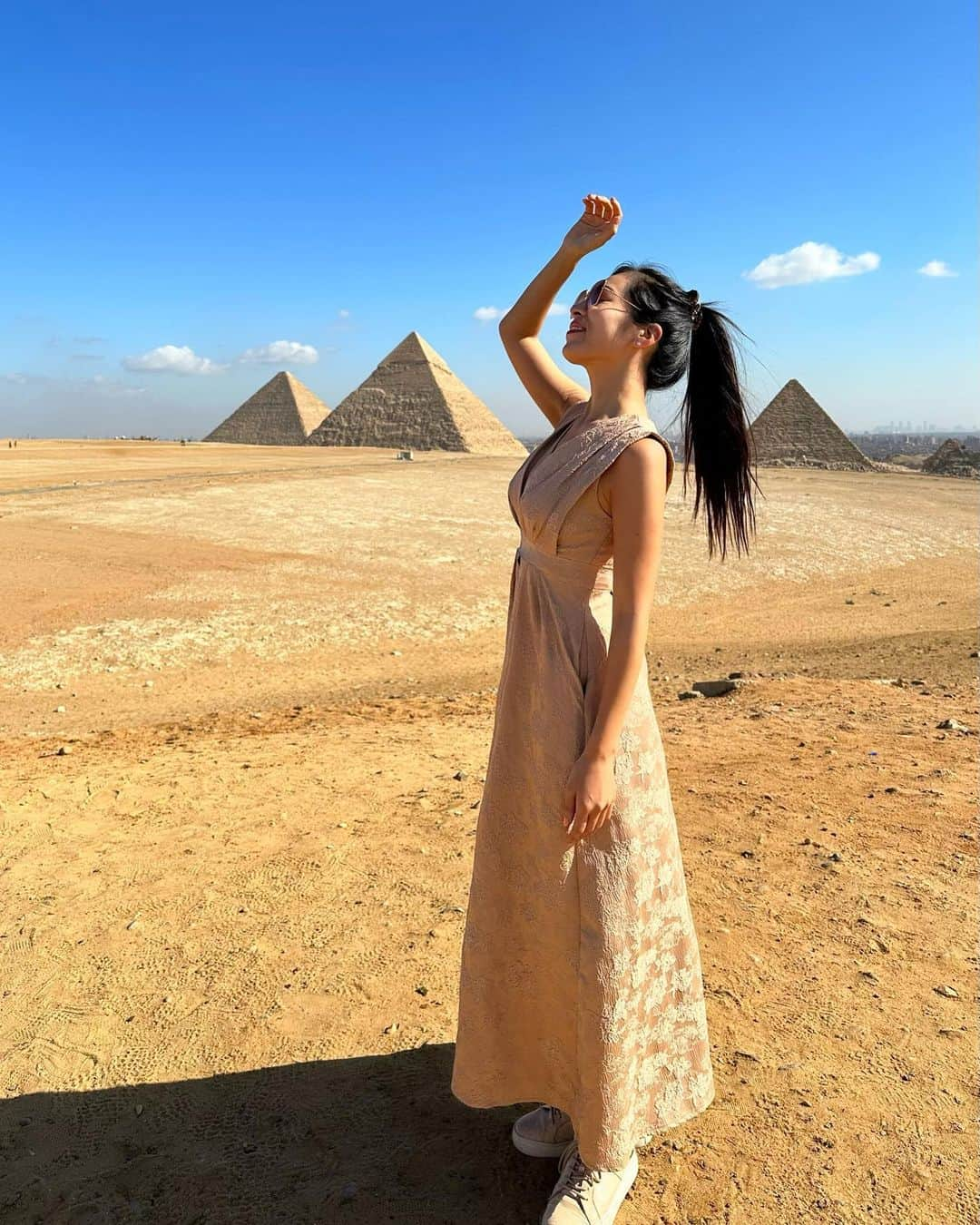 絹野志朋さんのインスタグラム写真 - (絹野志朋Instagram)「Hello Egypt❤️👋  １ヶ月振り２回目のエジプト出張🇪🇬 初めてラクダに乗りました🐪💕  人生でやりたかったことの１つ バケットリスト達成🥰📝  素晴らしい経験をさせて頂けること、 いつもいつも本当に感謝です。 全てのご縁と周りの皆様への感謝の気持ち。  そして、私自身、まだまだ行きたいところも 知りたいことも学びたい事も沢山あるのですっ♡ . . #egypt #egypttravel #pyramids  #エジプト旅行 #エジプト観光  #ピラミッド #ギザ #ギザのピラミッド」12月15日 20時38分 - shihok0414