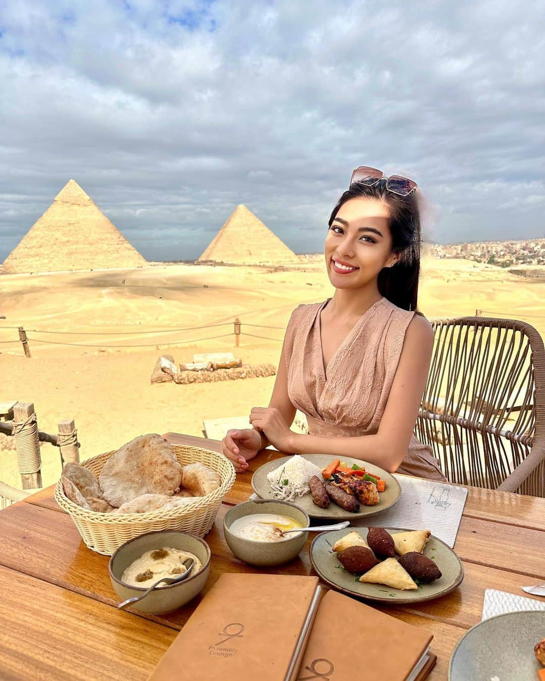 絹野志朋さんのインスタグラム写真 - (絹野志朋Instagram)「Hello Egypt❤️👋  １ヶ月振り２回目のエジプト出張🇪🇬 初めてラクダに乗りました🐪💕  人生でやりたかったことの１つ バケットリスト達成🥰📝  素晴らしい経験をさせて頂けること、 いつもいつも本当に感謝です。 全てのご縁と周りの皆様への感謝の気持ち。  そして、私自身、まだまだ行きたいところも 知りたいことも学びたい事も沢山あるのですっ♡ . . #egypt #egypttravel #pyramids  #エジプト旅行 #エジプト観光  #ピラミッド #ギザ #ギザのピラミッド」12月15日 20時38分 - shihok0414