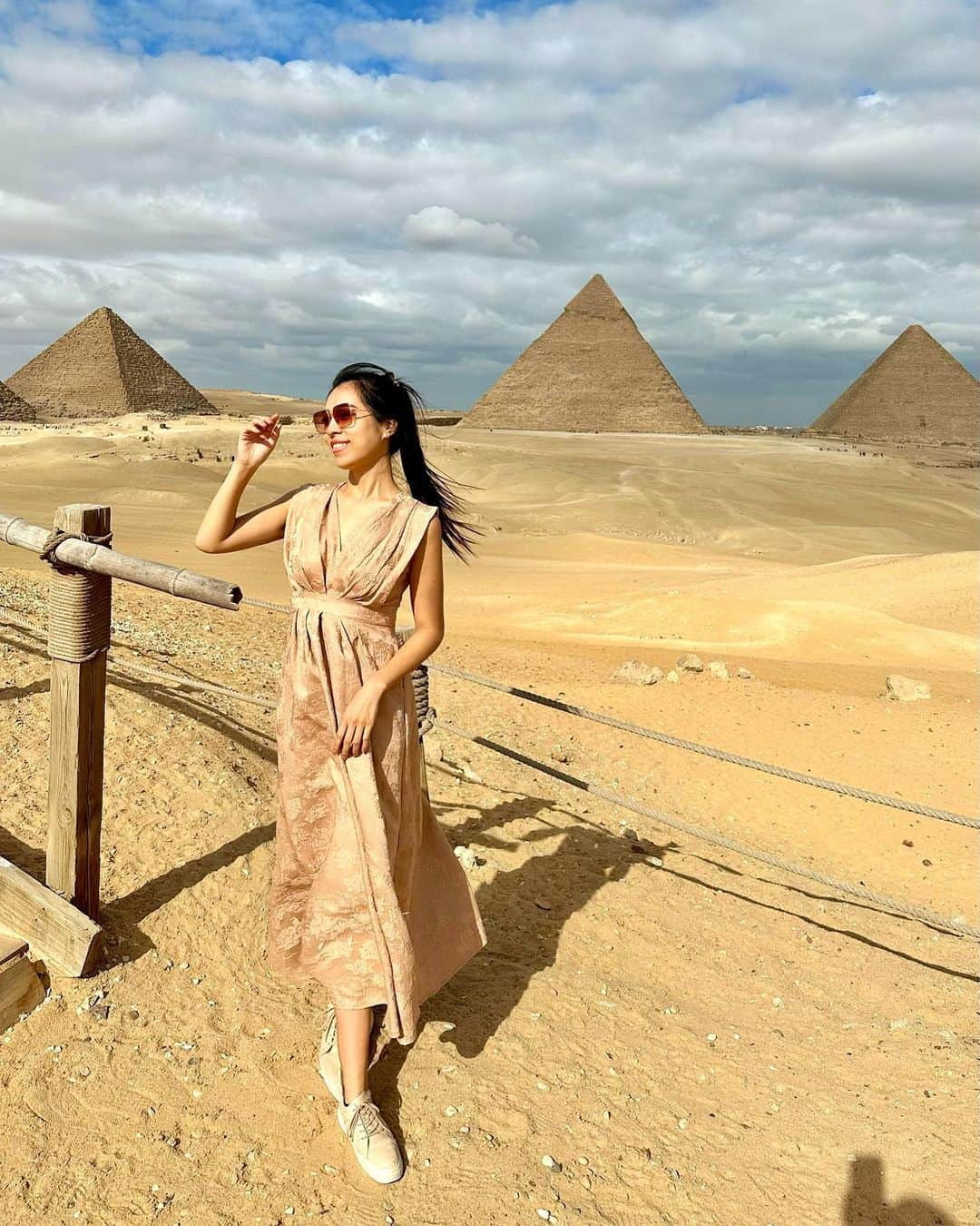 絹野志朋さんのインスタグラム写真 - (絹野志朋Instagram)「Hello Egypt❤️👋  １ヶ月振り２回目のエジプト出張🇪🇬 初めてラクダに乗りました🐪💕  人生でやりたかったことの１つ バケットリスト達成🥰📝  素晴らしい経験をさせて頂けること、 いつもいつも本当に感謝です。 全てのご縁と周りの皆様への感謝の気持ち。  そして、私自身、まだまだ行きたいところも 知りたいことも学びたい事も沢山あるのですっ♡ . . #egypt #egypttravel #pyramids  #エジプト旅行 #エジプト観光  #ピラミッド #ギザ #ギザのピラミッド」12月15日 20時38分 - shihok0414