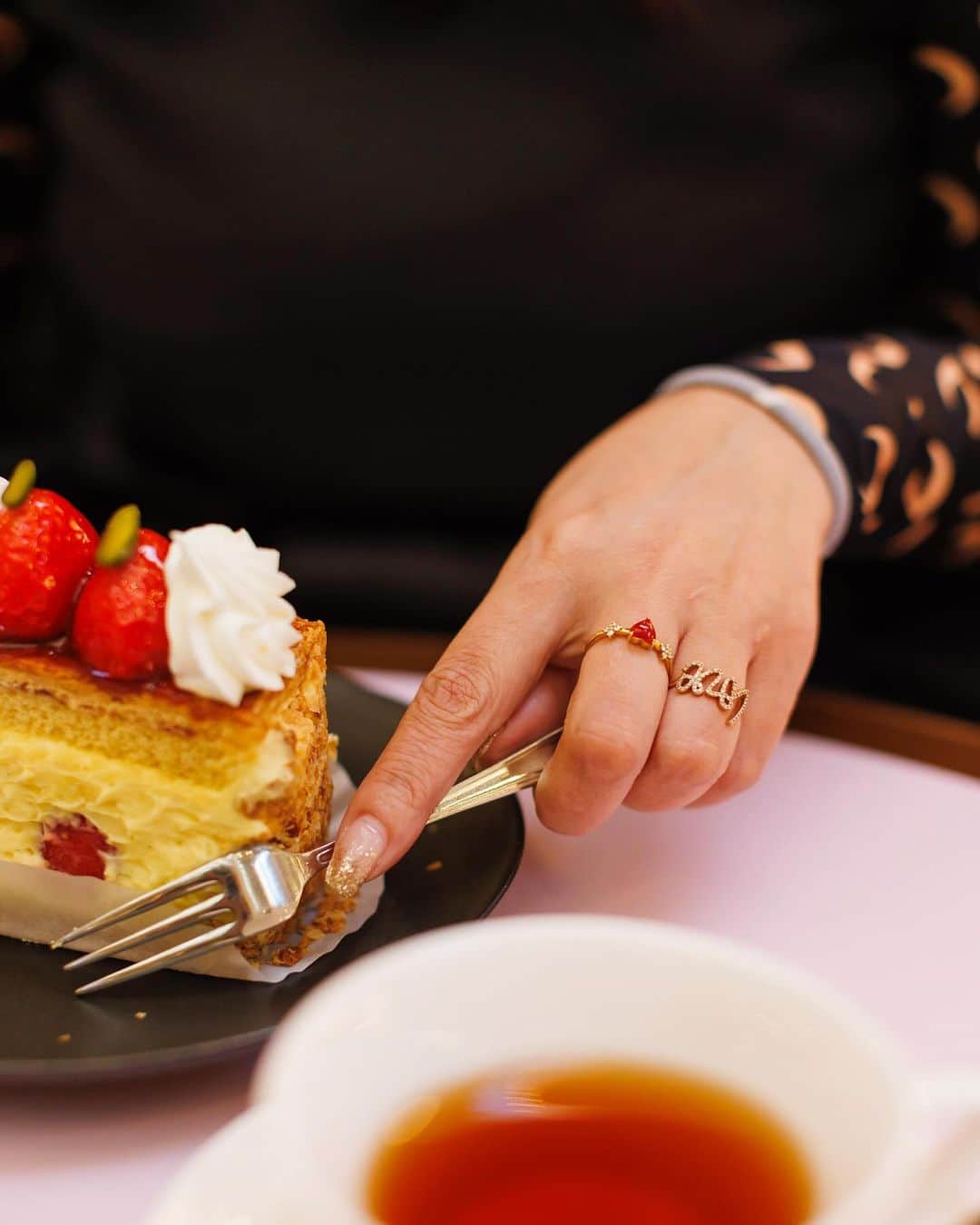 田中幸恵さんのインスタグラム写真 - (田中幸恵Instagram)「__ . 久しぶりにSATSUKIのケーキが食べたくなってニューオータニ🫖  リングの❤️とケーキの🍓が 赤でリンクしててなんか可愛かった🤭 （リングのハートは珊瑚）  そしてマリーンセルの🌙と ネックレスの⤴︎もまた似てて😚  ぽわんが可愛いチュニックは @pachman.official のアトリエで 採寸してもらった思い入れのある一着。  わたしはチュニックで、 娘はワンピでシェア🖤  ring.necklace→ @newely__  tops→ @marineserre_official  dress→ @pachman.official  pants→ @norc.jp  bag→ @newbottega  shoes→ @fendi   #marineserre #pachman  #norc #bottegaveneta  #fendi #newely #newely__  #jewelry #ニュエリー　#ニュエリージュエリー　#マリーンセル　#ootd」12月15日 20時33分 - yukie__tanaka
