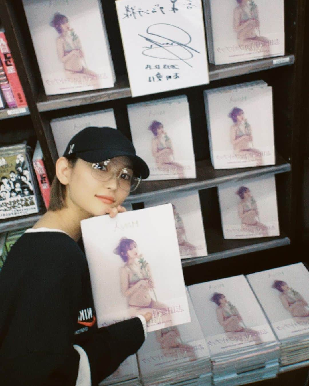 志田愛佳のインスタグラム：「. 書泉グランデさんにて数量限定でサイン本を展開させていただいてます🤍 是非お立ち寄りください🐾  #mona」