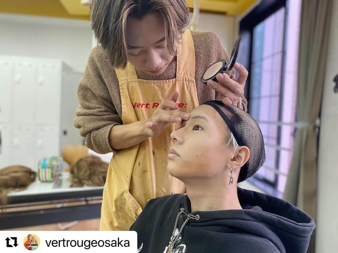 青山郁代さんのインスタグラム写真 - (青山郁代Instagram)「非常勤講師を勤めている、  学校法人　青丹学園 ヴェールルージュ美容専門学校  にて舞台メイクの集中授業でした💄✨  前半は座学・後半は実践！  作品作りではそれぞれのグループが考えた “斬新な舞台作品”をテーマに 様々なジャンルのメイクが出来上がりました❣️  学生たちの想像力と好奇心で出来上がる作品たちに、 私も大興奮でした💯  ブライダルコース、メイクコース、マスターコース、合計9時間🏫  約120人の未来ある学生さんたち🧑‍🎓👩‍🎓  ありがとうございました！  ⇩⇩⇩  #Repost @vertrougeosaka with @use.repost ・・・ . 【ミュージカルメイク授業🩰】 先日、青山郁代先生 @ikuyo_aoyama による ミュージカルメイク授業が行われました🩰🎤💄 普段のメイクとは違う技術や付けまつ毛をつける位置を 学ぶことができました🥳 舞台会場の規模や照明の明るさを考えて、 メイクの濃さを調節する重要性も知ることができました👏💞 ありがとうございました🙇🏼‍♀️❣️❣️」12月15日 20時36分 - ikuyo_aoyama