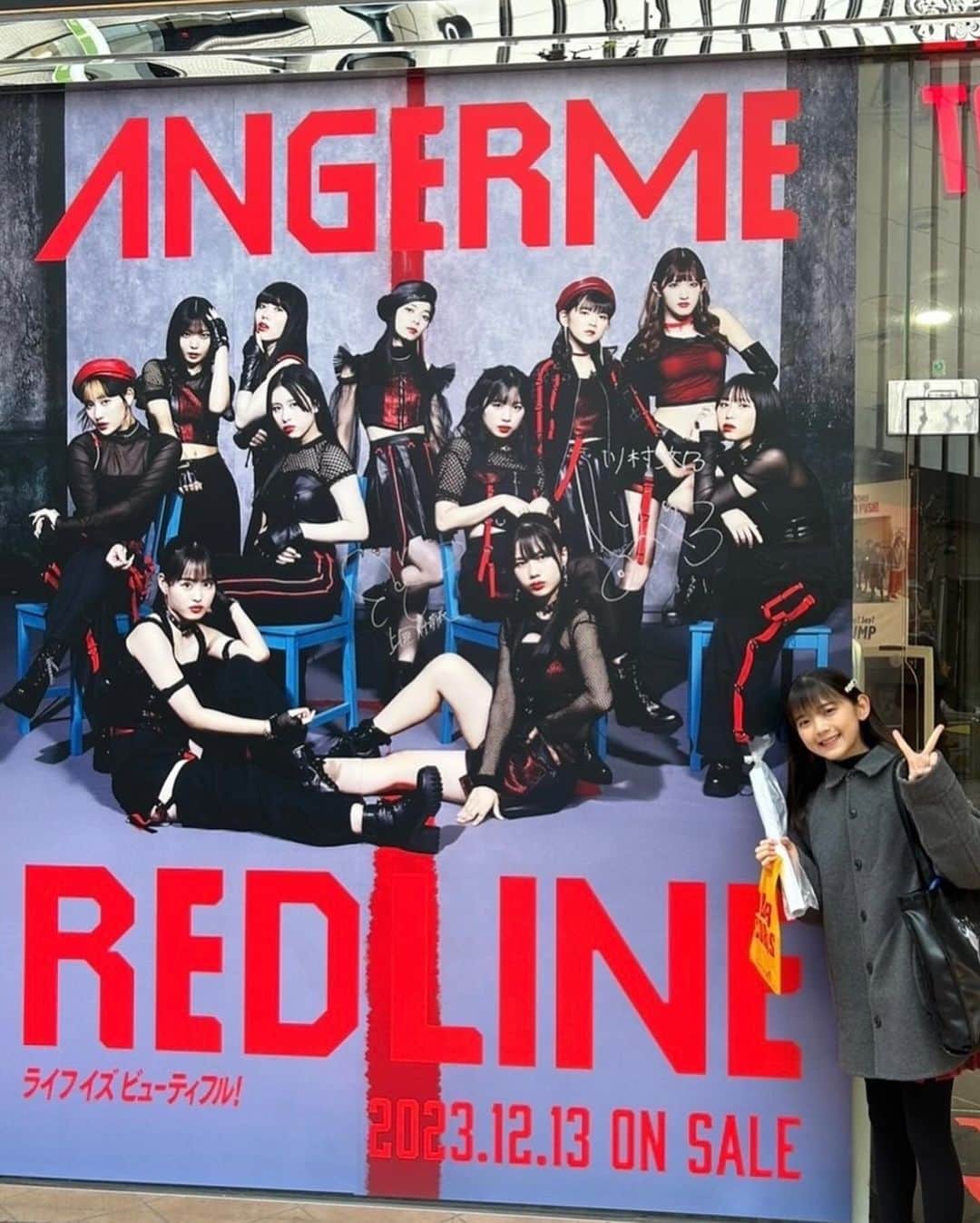 ANGERMEのインスタグラム：「. こんばんは！#松本わかな です🙉  先日、12月13日に、 新曲「RED LINE /ライフ イズ ビューティフル！」が発売されました〜！！！👏  そして、発売を記念して、いろんなキャンペーンを行っている“” タワーレコード渋谷店”さんに行ってきました！  入り口付近の大きなアンジュルムの看板と写真を撮れて嬉しかったです😚  最後の動画は、3階から4階への登りエスカレーターの壁面に貼られたメンバーのポスターです🥰🥰🥰  みなさんもぜひ、タワーレコード渋谷店に行ってみてください！  #ANGERME #アンジュルム」