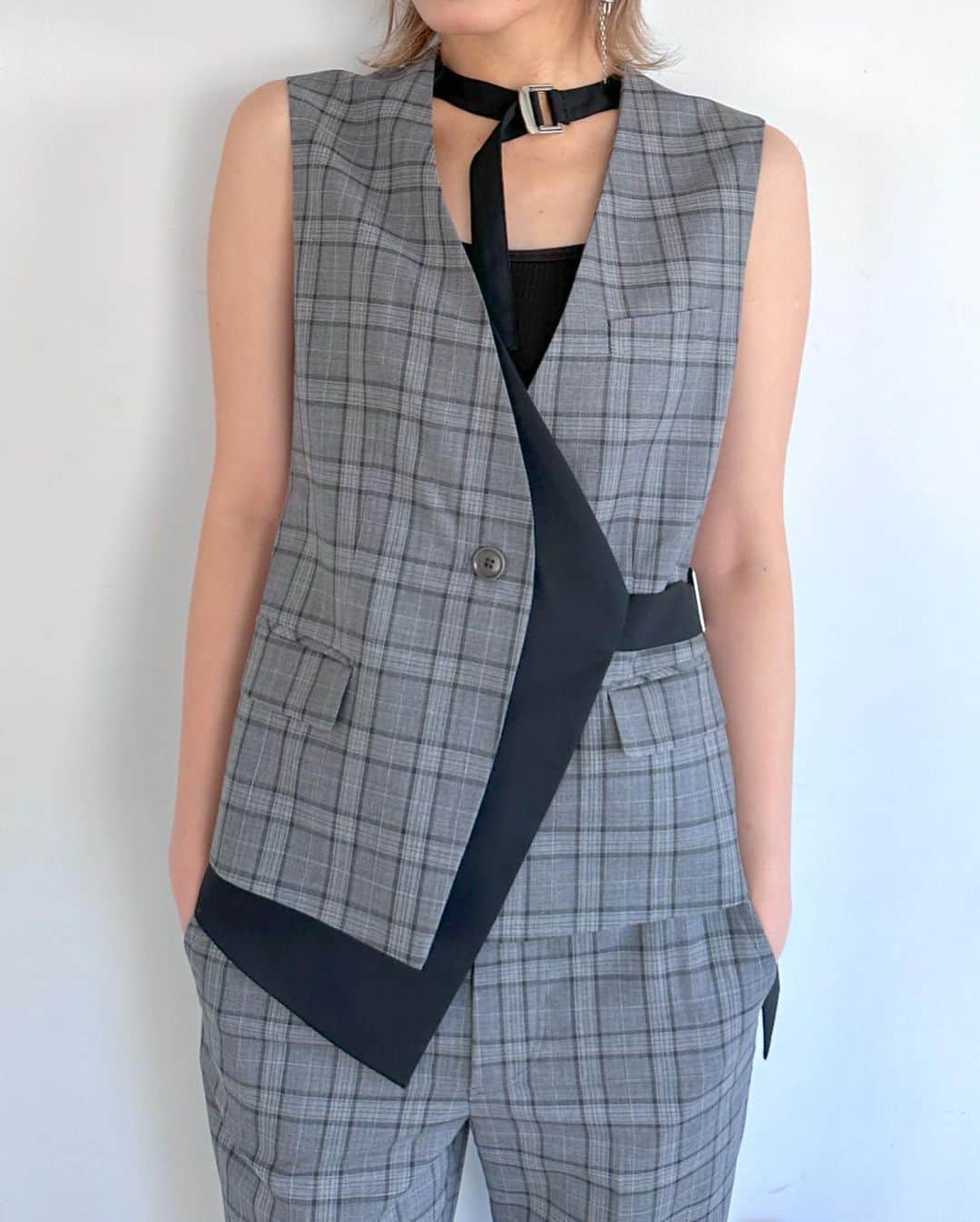 サキさんのインスタグラム写真 - (サキInstagram)「@addixy_official 本日から受注販売開始しました！  CHOKER ASYMMETRY VEST （Black / Check)  2サイズ展開で私はMサイズ着用です チョカーは留めても垂らしたままでもOK  中のレイヤード部分の布は取り外し可能なので アシンメトリーではなく通常のベストとしても着られる 2way仕様です  メンズはＬがおすすめ🙆‍♀️  #ブラックコーデ #ブラックコーディネート #モード系 #モード系ファッション #モード系女子  #モードスタイル #モードコーデ #高身長コーデ #モノトーン #モノトーンコーデ #モノトーンファッション #everydaylook #ootd4nylonjp #ボンテージパンツ #ボンテージ #パンクファッション #モード系コーデ #addixy」12月15日 20時39分 - saki.h912
