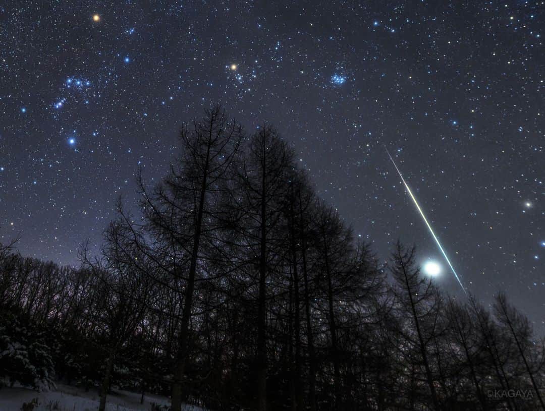 KAGAYAのインスタグラム：「ふたご座流星群の夜。 自然のクリスマスイルミネーションのような星空の中、キラっ、キラっと流星たちが落ちてゆきました。 （本日未明、北海道にて撮影） 流星がかすめた明るい星は木星。左上にオリオン座が写っています。  #流星 #北海道 #星空 #starphotography」