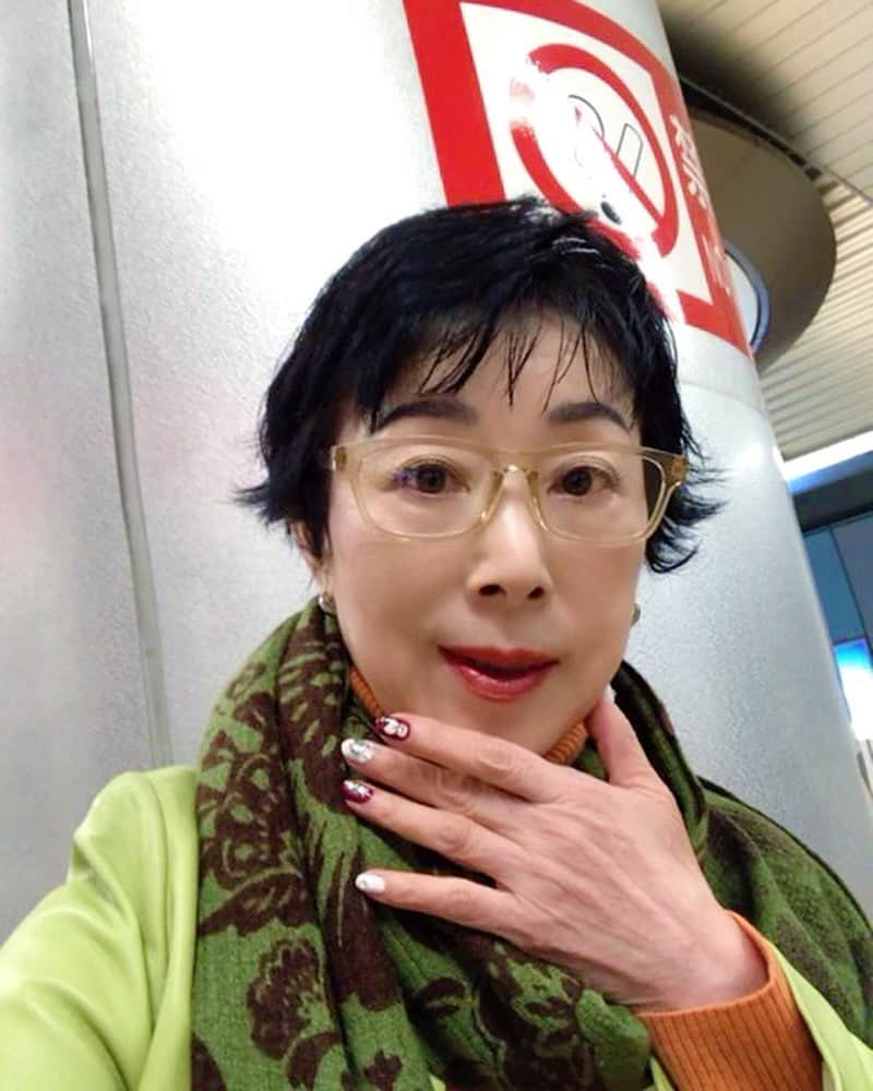 小川知子のインスタグラム：「つくばへ 東京より寒いです。  皆さん お風邪を引かないようにご注意を！  大谷選手のアメリカでの記者会見をライブで観ていたので眠い〜。  #つくばエクスプレス #今日は寒い #大谷選手記者会見  #小川知子」