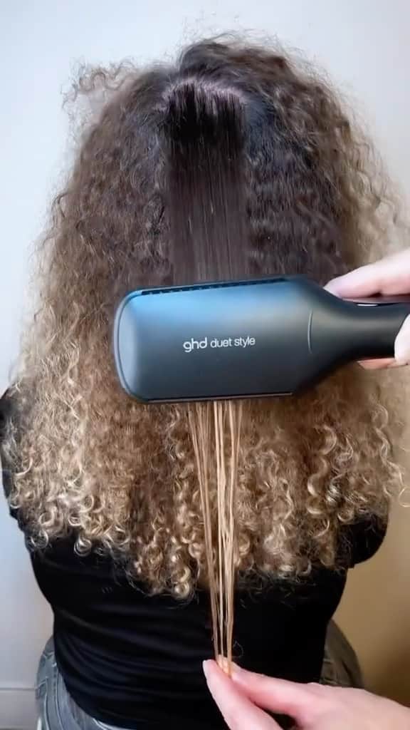 ghd hairのインスタグラム：「From beautiful curls to sleek n’ shiny with ZERO damage* to your hair and curl pattern with duet style - it’s a Christmas miracle! 🙌🏽✨  *no thermal hair damage detected after 100 cycles of 4 passes in wet to style mode vs naturally  #ghd #ghdhair #ghdduetstyle #duetstyle #hotairstyler #healthyhair #hairhealth #hairhealthjourney」