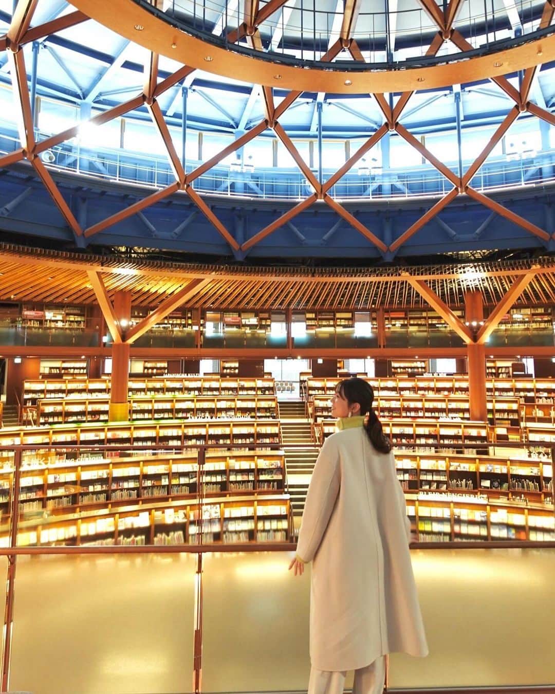 的場絢香さんのインスタグラム写真 - (的場絢香Instagram)「* ⁡ 石川県立図書館へ。 ⁡ 図書館を見渡せるブリッジからの眺めは圧巻！ 美しかった~📚⟡. ⁡ 館内巡っているとわくわくする♡ またゆっくり行こーっと📖💭  ⁡_ _ _ #石川県 #石川県立図書館 #百万石ビブリオバウム  #石川テレビ #旅したがーる #中継」12月15日 20時44分 - ayaka_matoba