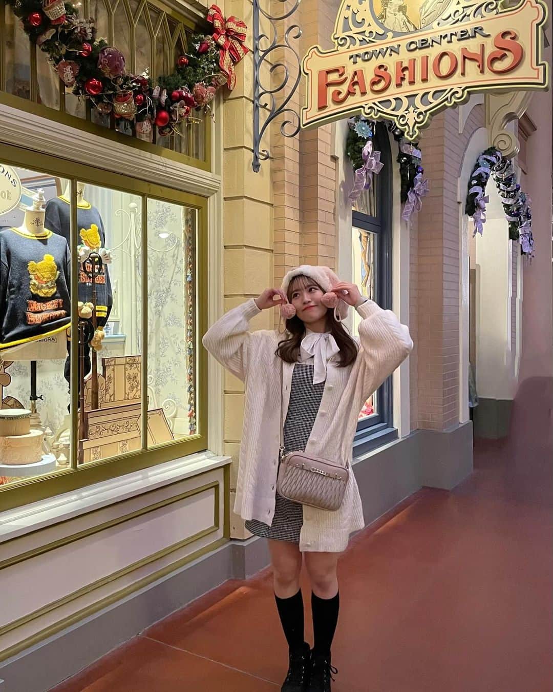 小田柚葉さんのインスタグラム写真 - (小田柚葉Instagram)「. 友達とクリスマスディズニー行ってきた🎄🐭  友達がノリノリで写真撮ってくれて笑笑 彼氏目線感のある写真を放出しま〜す😉  やっぱりディズニーの世界大好きすぎる……🥹🥹  今年は6回行ってました！来年は記録更新目指します笑」12月15日 20時44分 - girls2_yuzu_official