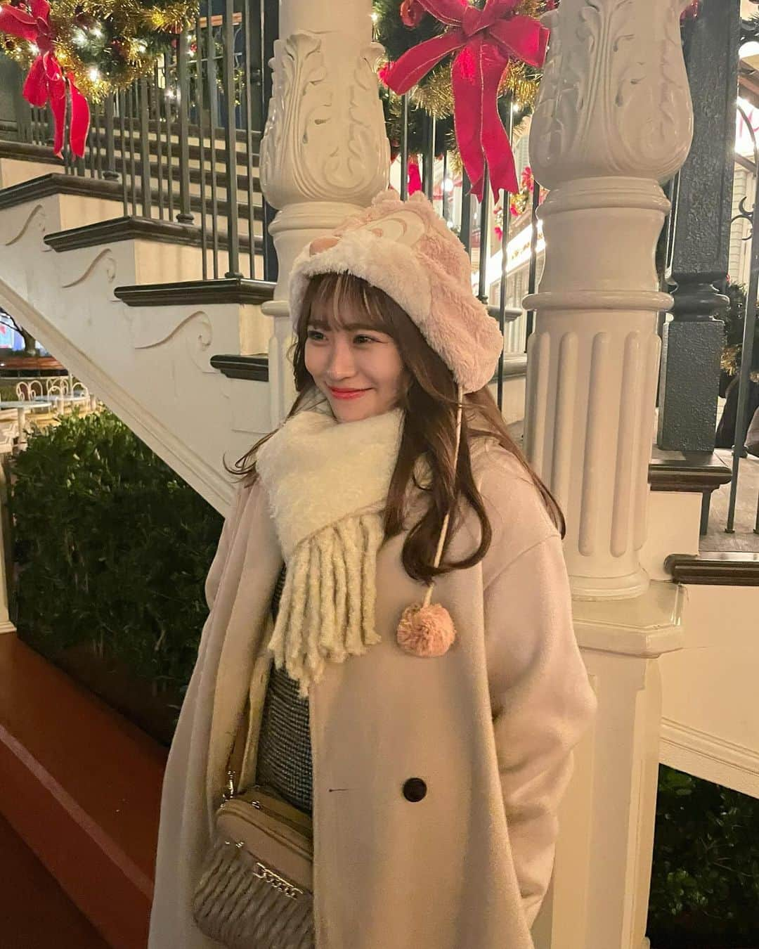 小田柚葉のインスタグラム：「. 友達とクリスマスディズニー行ってきた🎄🐭  友達がノリノリで写真撮ってくれて笑笑 彼氏目線感のある写真を放出しま〜す😉  やっぱりディズニーの世界大好きすぎる……🥹🥹  今年は6回行ってました！来年は記録更新目指します笑」