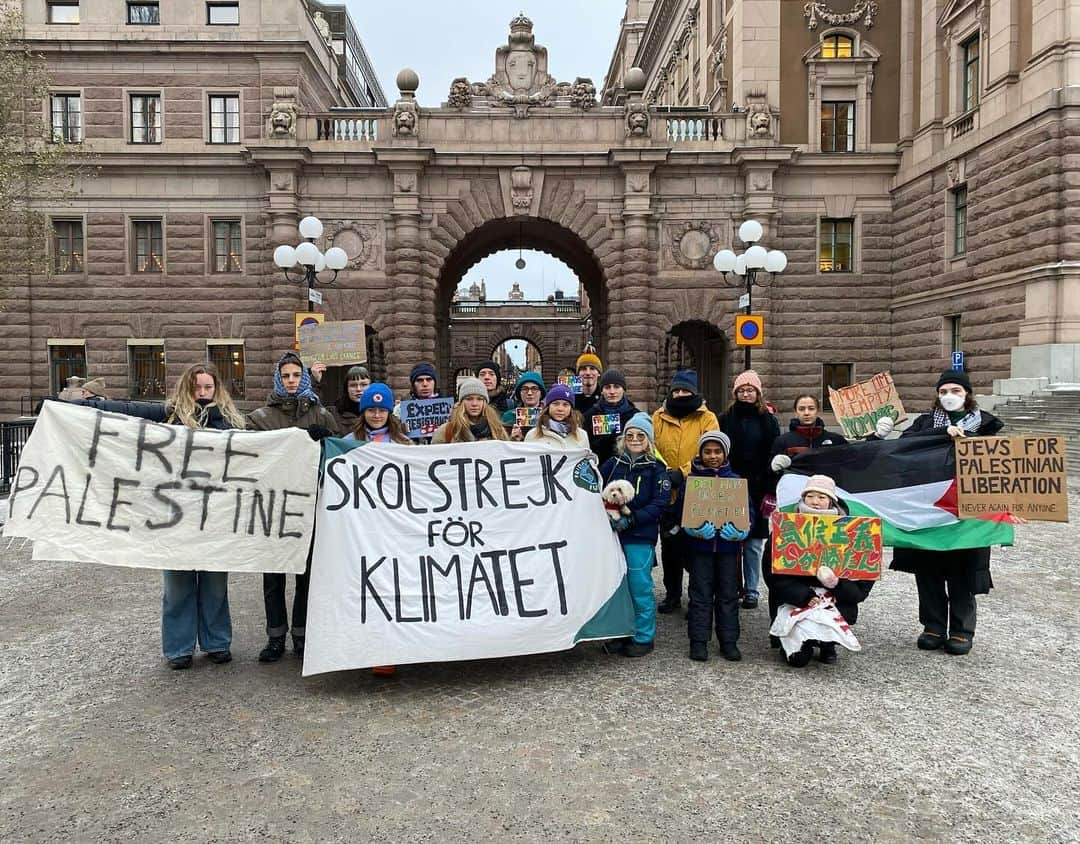 グレタ・トゥーンベリのインスタグラム：「Climate strike week 278. The final outcome of #COP28 is not a “historic win”, it is yet another example of extremely vague and watered down texts full of loopholes that in no way is even close to being sufficient for staying within the 1,5° limit and ensure climate justice. Phasing out fossil fuels is a bare minimum. We need drastic immediate emission cuts and binding commitments from the largest contributors of the climate crisis to finance loss and damages, adaptation and a just transition in the most affected areas. We cannot talk about climate action without addressing the root causes of this crisis and without having MAPA in the room. Let’s call this COP out for what it is - another betrayal and a stab in the back. #FridaysForFuture #ClimateStrike」