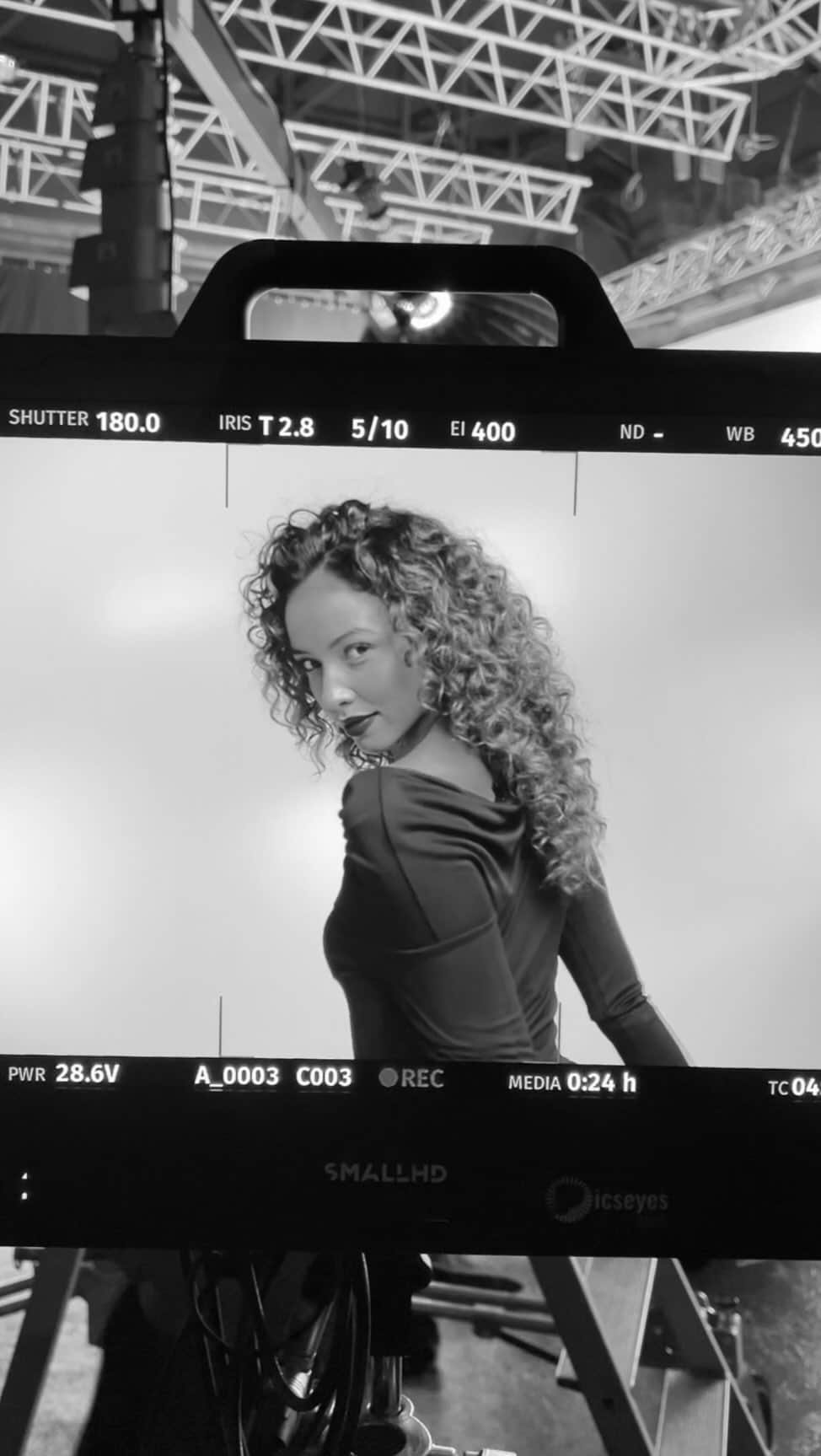 フローラ・コケレルのインスタグラム：「L’iconique Dyson Airwrap revient avec des embouts supplémentaires! Et pour nos cheveux bouclés on y retrouve cette fois-ci un diffuseur! Tellement pratique d’avoir un outil pour toutes les coiffures et surtout de profiter de la technologie de cet appareil pour sécher nos cheveux en évitant les chaleurs extrêmes.  Cet embout permet de réduire les frisottis et aide à définir les boucles et ondulations. C’est un indispensable pour les cheveux texturés!   #DysonAirwrap #IconicStyleUnlocked @dysonhair_fr  📍 @soparishotel」