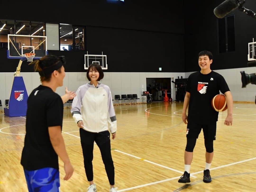 新谷あやかさんのインスタグラム写真 - (新谷あやかInstagram)「・  先日ライジングゼファー福岡に、取材しに行かせてもらいました！！🏀⛹️‍♀️  ・  人生でやったことないスポーツやるのばり楽しかった😆♡  &選手の皆さんばり面白くて、楽しい楽しいロケになりました！！🤣  ご協力してもらった皆さん！！ありがとうございました😊♡  放送は明日 18:30〜テレQファンスポ！🏋️🏋️  ・  #basketball  #バスケ女子  #スラムダンク  で、予習していったけん イメージだけは完璧やった」12月15日 21時05分 - shinya.ayaka