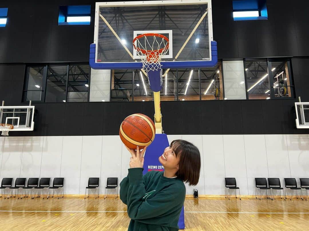 新谷あやかさんのインスタグラム写真 - (新谷あやかInstagram)「・  先日ライジングゼファー福岡に、取材しに行かせてもらいました！！🏀⛹️‍♀️  ・  人生でやったことないスポーツやるのばり楽しかった😆♡  &選手の皆さんばり面白くて、楽しい楽しいロケになりました！！🤣  ご協力してもらった皆さん！！ありがとうございました😊♡  放送は明日 18:30〜テレQファンスポ！🏋️🏋️  ・  #basketball  #バスケ女子  #スラムダンク  で、予習していったけん イメージだけは完璧やった」12月15日 21時05分 - shinya.ayaka