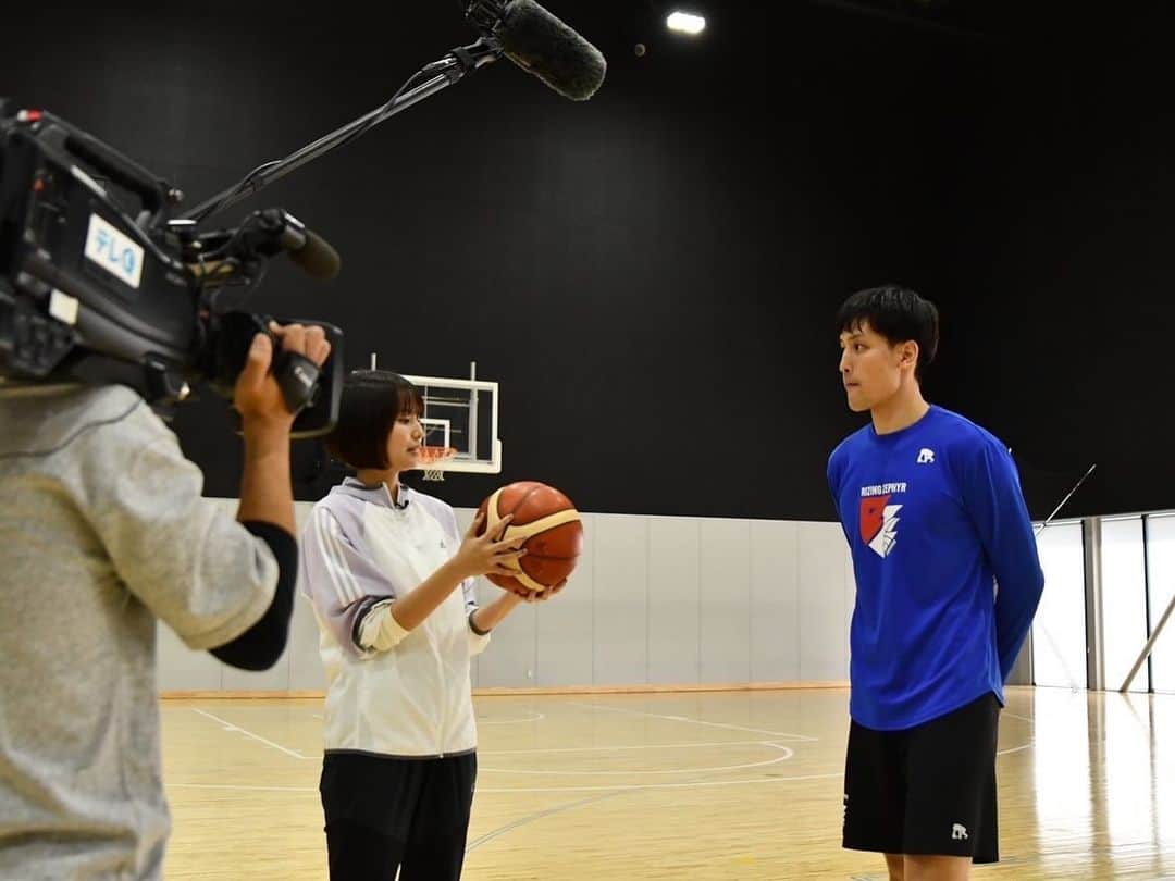 新谷あやかさんのインスタグラム写真 - (新谷あやかInstagram)「・  先日ライジングゼファー福岡に、取材しに行かせてもらいました！！🏀⛹️‍♀️  ・  人生でやったことないスポーツやるのばり楽しかった😆♡  &選手の皆さんばり面白くて、楽しい楽しいロケになりました！！🤣  ご協力してもらった皆さん！！ありがとうございました😊♡  放送は明日 18:30〜テレQファンスポ！🏋️🏋️  ・  #basketball  #バスケ女子  #スラムダンク  で、予習していったけん イメージだけは完璧やった」12月15日 21時05分 - shinya.ayaka
