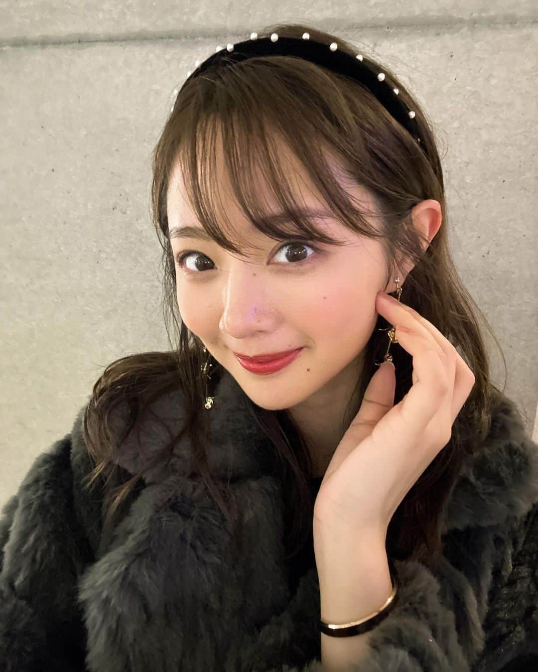 熊江琉唯さんのインスタグラム写真 - (熊江琉唯Instagram)「この時つけてるブレスレットはMK&Tのものです💫 シンプルだけど存在感。 ローズゴールドで肌馴染み良いのだ🐷💕  今回はパーティーの場で使いましたが、 普段の綺麗めな格好でも似合いそうで良き🫶  15%offクーポン頂いたのでぜひ使ってみてね🎁 ↓ ↓ ↓ 【RK218】  そしてイベント前に美容鍼してもらいました🪡♡  今回はウエディングコースという内出血リスクの少ないスペシャルなコース！ 顔だけじゃなくて首肩周りもマッサージでほぐしてもらってスッキリ✨  私の投稿見て予約された方はこのウエディングコースが通常2万円→初回1.2万円、そして通常の美容鍼コースは初回1万円→9千円で受けれます😳  イベントごとの前にオススメですよん💕  #pr #ブレスレット #アクセサリー #美容鍼 #エステ #鍼 #クリスマスプレゼント #ご褒美day」12月15日 20時56分 - ruikumae