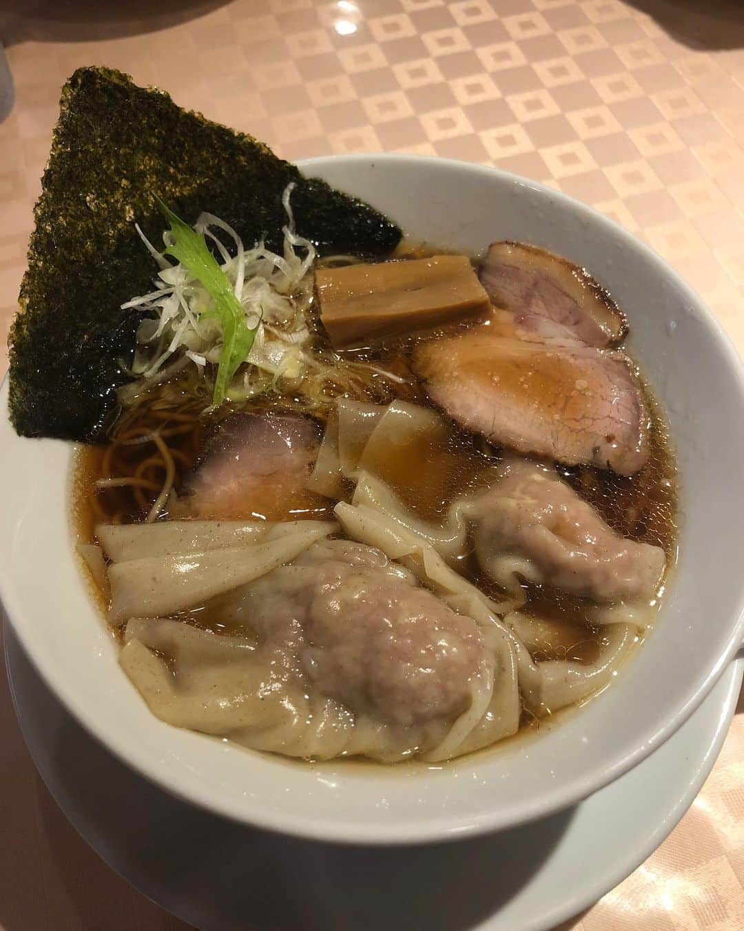 望木聡子さんのインスタグラム写真 - (望木聡子Instagram)「#ラーメン を食べるのが嬉しくて腕まくりしちゃう＆このニンマリ🤤  どなたも気づかないと思いますが 9月の #激辛グルメ祭 での写真と同じ格好髪型です。 つまりこの日は昼も夜もラーメン… 幸せの2杯、ご馳走様でした🍥  #名古屋市天白区 #らぁ麺蒼空 #メーテレ #ラーメン部 #メーテレラーメン部 #アナウンサー #メーロメロ #メーロメロアンバサダー #名古屋市消防局広報アンバサダー #望木聡子」12月15日 20時58分 - satoko_mochiki