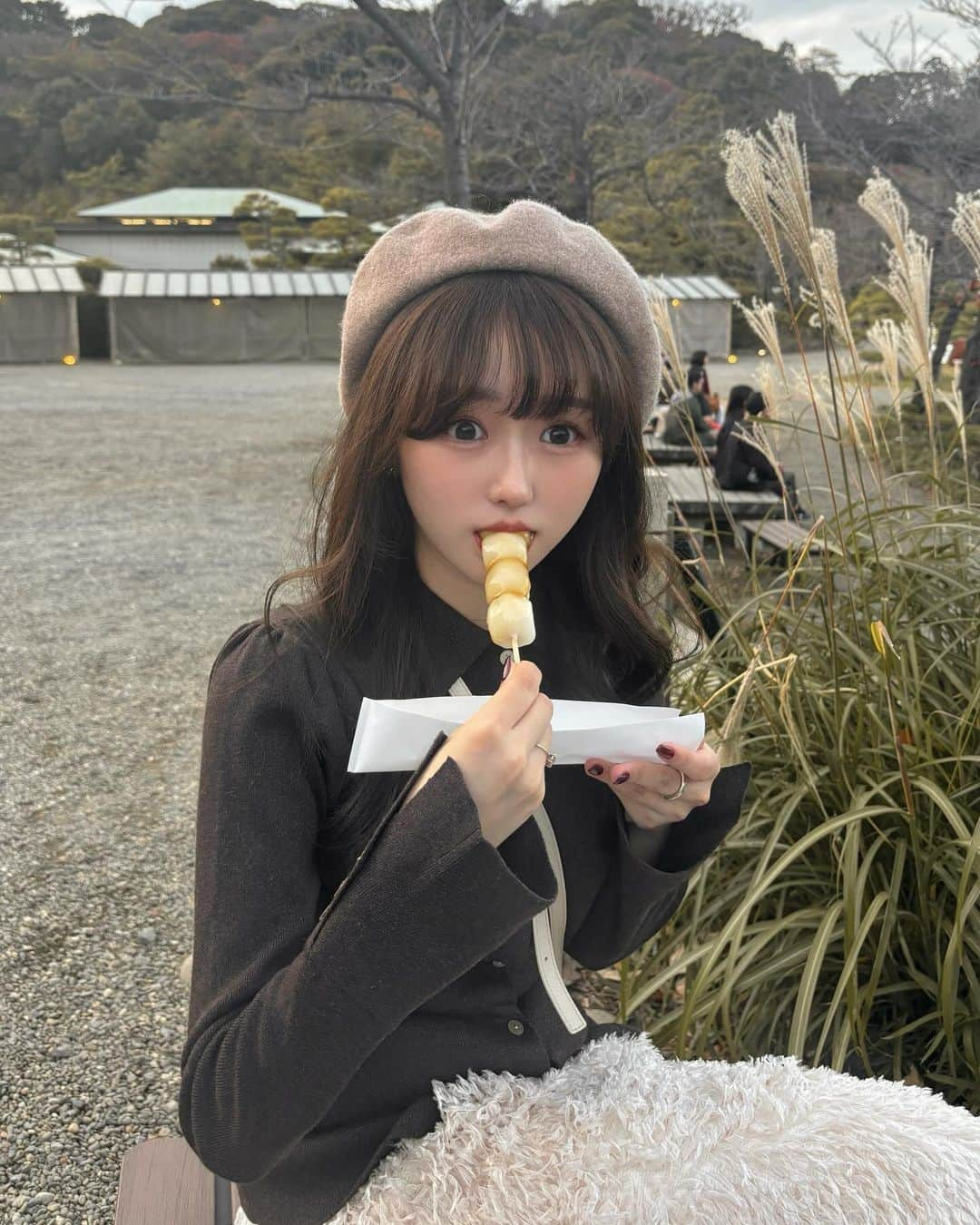 白濱楓雅のインスタグラム：「イチョウ見に行くつもりで三溪園行ったら全然咲いてなかったし17時閉園なのに16時に行ったアホすぎる一日^_^ 団子がどこよりも美味しかったのでおっけーです^_^🍡 自然感じれたしよかった👨🏻‍🦲🤍 団子絶対また食べいく本当に美味しかったもちもち、、 この日ポカポカだったのでコートなしで行けたの嬉しかった👨🏻‍🦲✊🏻 お気に入りコーデまた増えた🌜🌜 お洋服wearでタグ付けしてるよーー あとこの日のコスメも何個か載せてるから良ければ見にいってちょん🫡 . #ベレー帽 #カーディガン #シンプルコーデ #秋コーデ #冬コーデ」