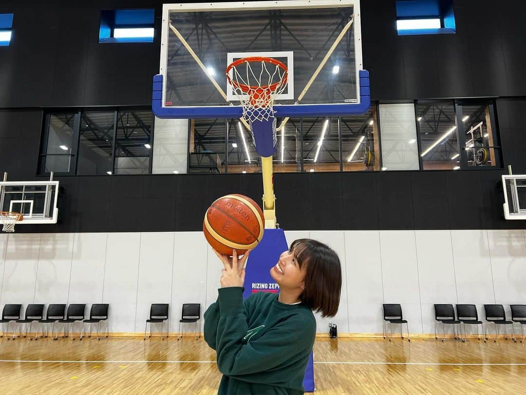 新谷あやかのインスタグラム：「・  先日ライジングゼファー福岡に、取材しに行かせてもらいました！！🏀⛹️‍♀️  ・  人生でやったことないスポーツやるのばり楽しかった😆♡  &選手の皆さんばり面白くて、楽しい楽しいロケになりました！！🤣  ご協力してもらった皆さん！！ありがとうございました😊♡  放送は明日 18:30〜テレQファンスポ！🏋️🏋️  ・  #basketball  #バスケ女子  #スラムダンク  で、予習していったけん イメージだけは完璧やった」