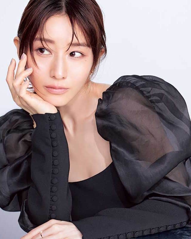 美的 Biteki's official Instagram! さんのインスタグラム写真 - (美的 Biteki's official Instagram! Instagram)「＼田中みな実さんQ&A／ 【苦手な人との距離のとり方は？ 相手に意見を言うとき心がけていることは？etc.】  自分自身を愛し、大切な人を愛する余裕と包容力をもち合わせた、田中みな実さん。 美容法も生き方も注目の的の彼女が、悩み多き『美的』読者の質問に、真摯に答えてくれました。  田中みな実愛あふれる『美的』読者たちからの質問に田中みな実さんから愛あるAnswer  Profile たなかみなみ／俳優。1986年11月23日生まれ。TBSに入社後、2014年にはフリーに転身し、バラエティ番組のMCなどを務める。’21年には『ずっと独身でいるつもり？』で映画初主演し、数々の話題作に出演。また、美容意識が高く、“田中みな実買い”というワードが生まれる程、愛用する美容アイテムは爆売れ！  「誰かを愛するだけの、余裕と包容力のある人に憧れます。自分のことでいっぱいいっぱいになってしまうと、誰かを愛するどころか傷つけてしまうおそれすらありますものね。だから、私には大切な人や物がそれ程多くないのかもしれません。心から慈しむことができる人たちを大事にしたいから。  人と接するときに気をつけているのは“距離感”。近からず遠からず。こちらからは求めず、与えたくなる人たちに結果として支えられています。みんなに支えられて、今があると日々実感。年齢を重ねて、ひとりでは何もできないということがよくわかってきました。見返りを求めることなく、共に笑顔で時間を過ごせるのが幸せだと最近よく思います。 ちょっと不器用な私は、うまく伝えられないけど感謝の気持ちでいっぱいなんです。」  人間関係や仕事のこと、これから先のこと。日々のちょっとしたモヤモヤから、人生の転機に関わるような大きな悩みまで。みな実さんが愛をもって寄り添い、答えてくれました。  Q．YouTubeなどで親身にアドバイスをされている姿を見て、みな実さんはとても優しい方だなと感じています。相手に対して、思うところがあれば、きちんと伝えるタイプでしょうか？また、伝えるのであれば、どのようなことを心掛けていらっしゃいますか？  「そんなこともないのよ～。ただ、頼られれば、力になってあげたい！相手に対して思うことがあれば誠心誠意伝えます。 ただし、自分にとって大切な人にだけ。だって、それって物すごく労力のいることだもの。 伝えるときは相手を否定しないこと。肯定しながらも、自分がイヤだと感じることはストレートに伝えます。“そういうつもりじゃないかもしれないんだけど、すごくイヤだった。今私に余裕がないからかもしれないけれど、自分でもよくわからないけれど、ごめん、どうしても引っかかってしまって”とか、うまく言えなくてもいいから誠心誠意伝える努力はします。」  Q．田中さんは人付き合いがとても上手な方だと思うのですが、苦手な人との距離のとり方はどうしていますか？異性、同性の場合、両方教えてください！  「私ね、実は人付き合いが全然得意じゃないの（笑）。苦手な人とは仕事以外で会わないし。仕事では心を無にしてにこやかに接します。 異性に対してはよりフラットに。同性は苦手意識を敏感に察知されそうだから、特ににこやかに。」  Q．人に気を遣いすぎてたまに気疲れしてしまいます。でも気を遣わないというのも気持ち的にできなくて。そんな風に感じられることはありますか？　感じたときにどうしますか？  「うんうん、きっと、とっても優しいんだね。 私の場合、仕事では存分に気遣いを発揮します。プライベートも疲れる程ではないけれど、気遣いは出てしまう方。そういう性分みたいです。だからか、友人はやや鈍感な人多め。時に無神経で腹が立つけど、気を遣わなくていい相手だから、一緒にいて疲れない。 あと、気疲れする場所には無理して出向かない。仕事をやりやすくするために好んでしているならいいけど、疲れてしまうのは本末転倒。自分の心に正直に、ね♡」  #田中みな実 #田中みな実愛用 #スキンケア #新作コスメ2023 #新作コスメ #田中みな実買い #bitekicom #コスメ好きさんと繋がりたい #メイク好きさんと繋がりたい #今日のメイク #美的 #美的メイク #メイク好き #美肌 #女子力向上委員会 #美容好きな人と繋がりたい #コスメ #今日のコスメ #コスメオタク #美肌になりたい #美容好きさんと繋がりたい #美意識高い人と繋がりたい #コスメ好きな人と繋がりたい #美容垢さんと繋がりたい #メイク好きな人と繋がりたい #美活」12月15日 21時00分 - bitekicom