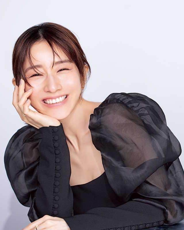 美的 Biteki's official Instagram! さんのインスタグラム写真 - (美的 Biteki's official Instagram! Instagram)「＼田中みな実さんQ&A／ 【苦手な人との距離のとり方は？ 相手に意見を言うとき心がけていることは？etc.】  自分自身を愛し、大切な人を愛する余裕と包容力をもち合わせた、田中みな実さん。 美容法も生き方も注目の的の彼女が、悩み多き『美的』読者の質問に、真摯に答えてくれました。  田中みな実愛あふれる『美的』読者たちからの質問に田中みな実さんから愛あるAnswer  Profile たなかみなみ／俳優。1986年11月23日生まれ。TBSに入社後、2014年にはフリーに転身し、バラエティ番組のMCなどを務める。’21年には『ずっと独身でいるつもり？』で映画初主演し、数々の話題作に出演。また、美容意識が高く、“田中みな実買い”というワードが生まれる程、愛用する美容アイテムは爆売れ！  「誰かを愛するだけの、余裕と包容力のある人に憧れます。自分のことでいっぱいいっぱいになってしまうと、誰かを愛するどころか傷つけてしまうおそれすらありますものね。だから、私には大切な人や物がそれ程多くないのかもしれません。心から慈しむことができる人たちを大事にしたいから。  人と接するときに気をつけているのは“距離感”。近からず遠からず。こちらからは求めず、与えたくなる人たちに結果として支えられています。みんなに支えられて、今があると日々実感。年齢を重ねて、ひとりでは何もできないということがよくわかってきました。見返りを求めることなく、共に笑顔で時間を過ごせるのが幸せだと最近よく思います。 ちょっと不器用な私は、うまく伝えられないけど感謝の気持ちでいっぱいなんです。」  人間関係や仕事のこと、これから先のこと。日々のちょっとしたモヤモヤから、人生の転機に関わるような大きな悩みまで。みな実さんが愛をもって寄り添い、答えてくれました。  Q．YouTubeなどで親身にアドバイスをされている姿を見て、みな実さんはとても優しい方だなと感じています。相手に対して、思うところがあれば、きちんと伝えるタイプでしょうか？また、伝えるのであれば、どのようなことを心掛けていらっしゃいますか？  「そんなこともないのよ～。ただ、頼られれば、力になってあげたい！相手に対して思うことがあれば誠心誠意伝えます。 ただし、自分にとって大切な人にだけ。だって、それって物すごく労力のいることだもの。 伝えるときは相手を否定しないこと。肯定しながらも、自分がイヤだと感じることはストレートに伝えます。“そういうつもりじゃないかもしれないんだけど、すごくイヤだった。今私に余裕がないからかもしれないけれど、自分でもよくわからないけれど、ごめん、どうしても引っかかってしまって”とか、うまく言えなくてもいいから誠心誠意伝える努力はします。」  Q．田中さんは人付き合いがとても上手な方だと思うのですが、苦手な人との距離のとり方はどうしていますか？異性、同性の場合、両方教えてください！  「私ね、実は人付き合いが全然得意じゃないの（笑）。苦手な人とは仕事以外で会わないし。仕事では心を無にしてにこやかに接します。 異性に対してはよりフラットに。同性は苦手意識を敏感に察知されそうだから、特ににこやかに。」  Q．人に気を遣いすぎてたまに気疲れしてしまいます。でも気を遣わないというのも気持ち的にできなくて。そんな風に感じられることはありますか？　感じたときにどうしますか？  「うんうん、きっと、とっても優しいんだね。 私の場合、仕事では存分に気遣いを発揮します。プライベートも疲れる程ではないけれど、気遣いは出てしまう方。そういう性分みたいです。だからか、友人はやや鈍感な人多め。時に無神経で腹が立つけど、気を遣わなくていい相手だから、一緒にいて疲れない。 あと、気疲れする場所には無理して出向かない。仕事をやりやすくするために好んでしているならいいけど、疲れてしまうのは本末転倒。自分の心に正直に、ね♡」  #田中みな実 #田中みな実愛用 #スキンケア #新作コスメ2023 #新作コスメ #田中みな実買い #bitekicom #コスメ好きさんと繋がりたい #メイク好きさんと繋がりたい #今日のメイク #美的 #美的メイク #メイク好き #美肌 #女子力向上委員会 #美容好きな人と繋がりたい #コスメ #今日のコスメ #コスメオタク #美肌になりたい #美容好きさんと繋がりたい #美意識高い人と繋がりたい #コスメ好きな人と繋がりたい #美容垢さんと繋がりたい #メイク好きな人と繋がりたい #美活」12月15日 21時00分 - bitekicom