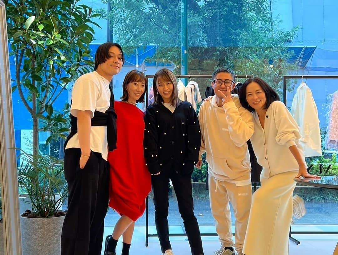 小林 ディスカスさんのインスタグラム写真 - (小林 ディスカスInstagram)「先日は、 「MYLAN」のEXHIBITION へ。 @mylan_official   愛する敬子さんの為に、 僕の愛するMUSEたちとっ！！ 👱🏽‍♂️🩵🩵🩵🌹  美しさとLUXURYな最強の世界観！！  LOVE!! @keikosasaki_mylan  @mylan_official  #tokyo #japan #fashion #beauty #東京ライフ #mylan #love #friends #muse」12月15日 21時01分 - discus_kobayashi